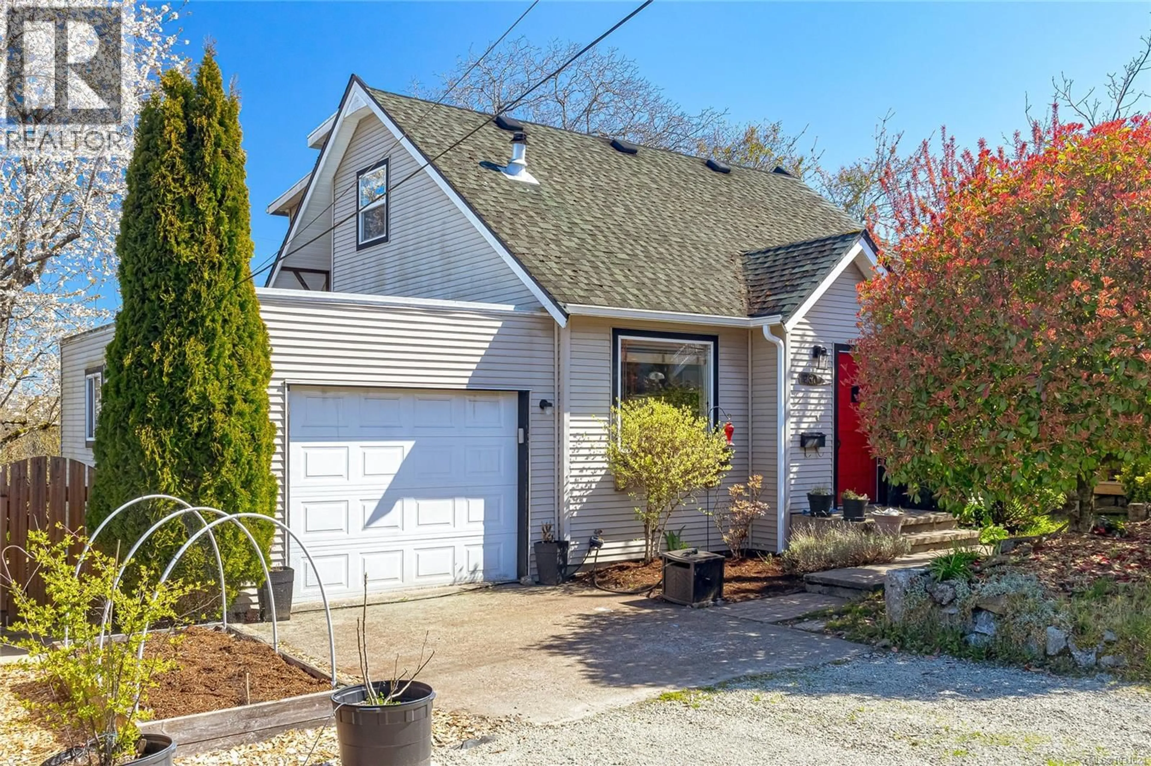 Home with vinyl exterior material, street for 250 HARVEY STREET, Nanaimo British Columbia V9R3W7