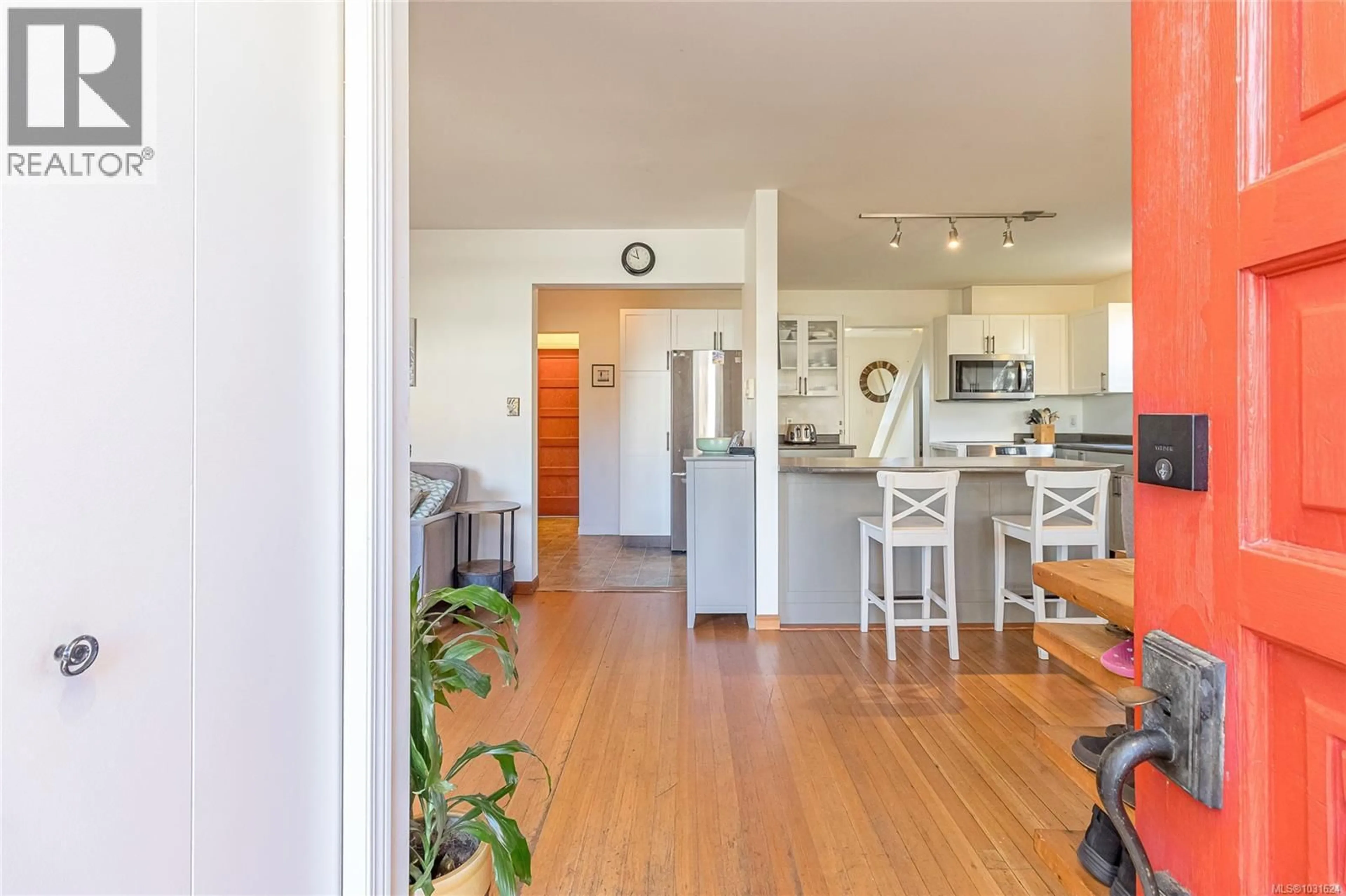 Open concept kitchen, wood/laminate floor for 250 HARVEY STREET, Nanaimo British Columbia V9R3W7