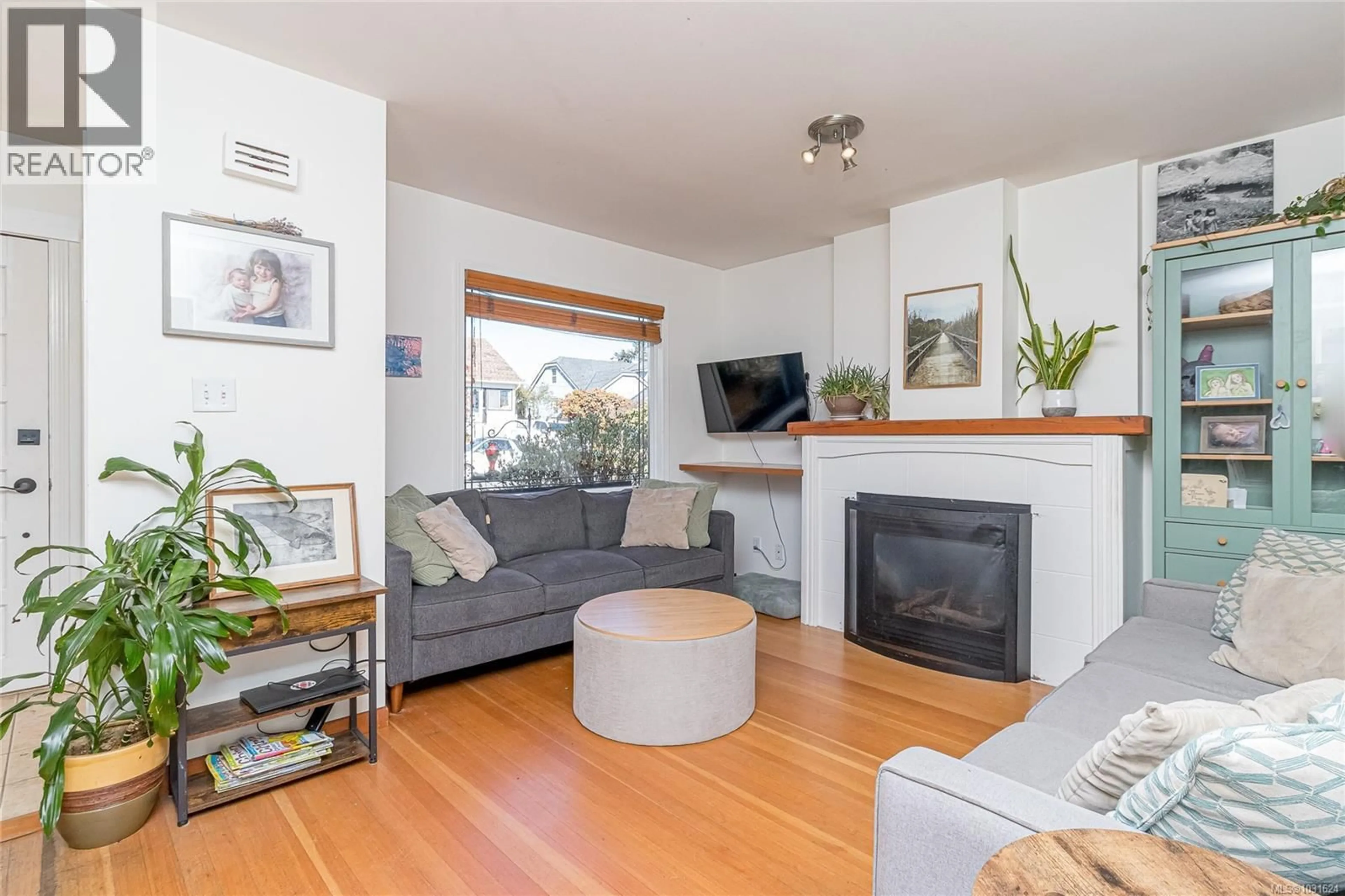 Living room with furniture, wood/laminate floor for 250 HARVEY STREET, Nanaimo British Columbia V9R3W7