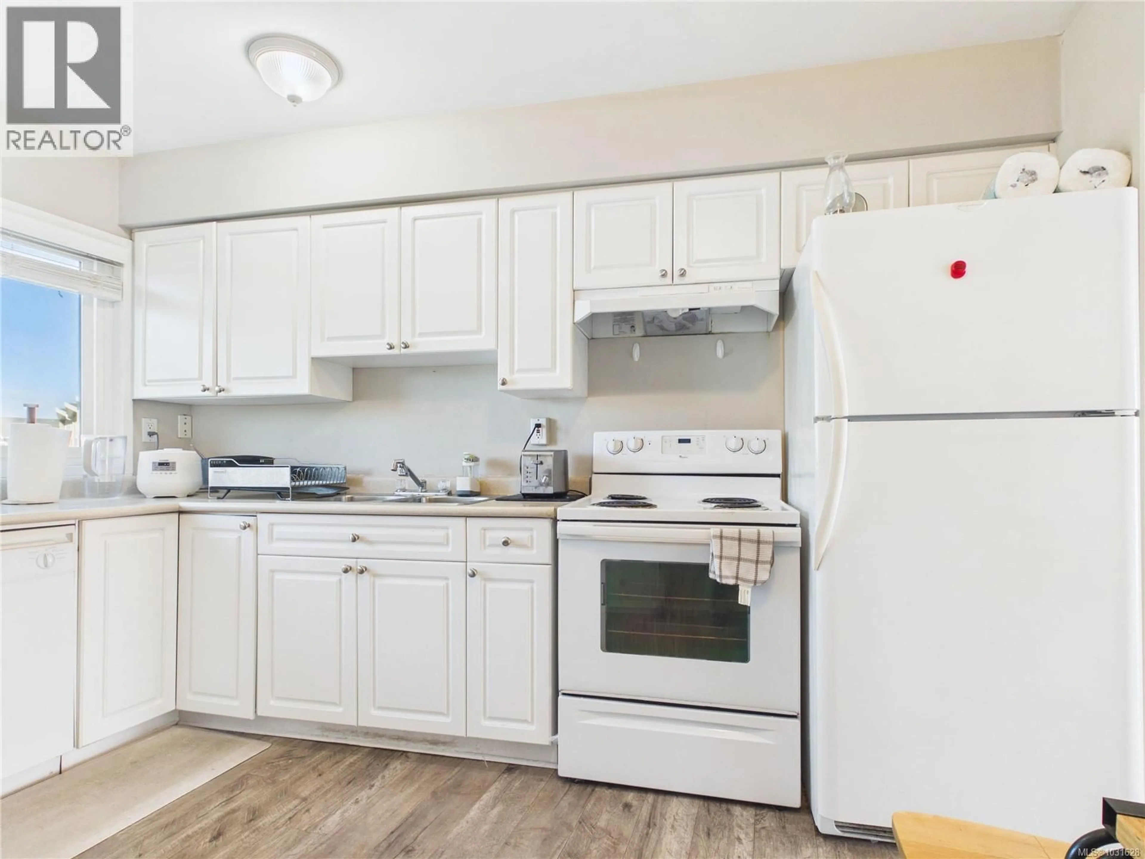 Standard kitchen, wood/laminate floor for 48 - 4110 KENDALL AVENUE, Port Alberni British Columbia V9Y5J1