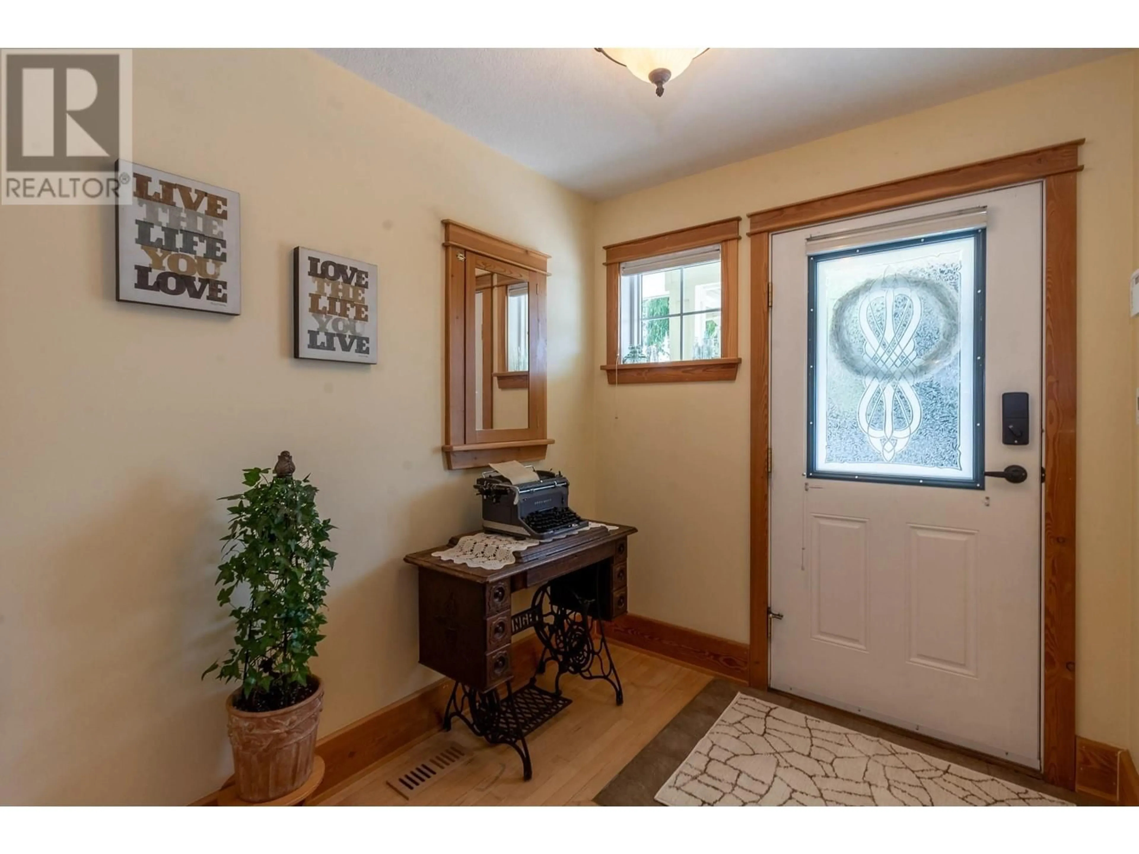 Indoor entryway for 4909 27 Avenue Unit# 2, Vernon British Columbia V1T9V4