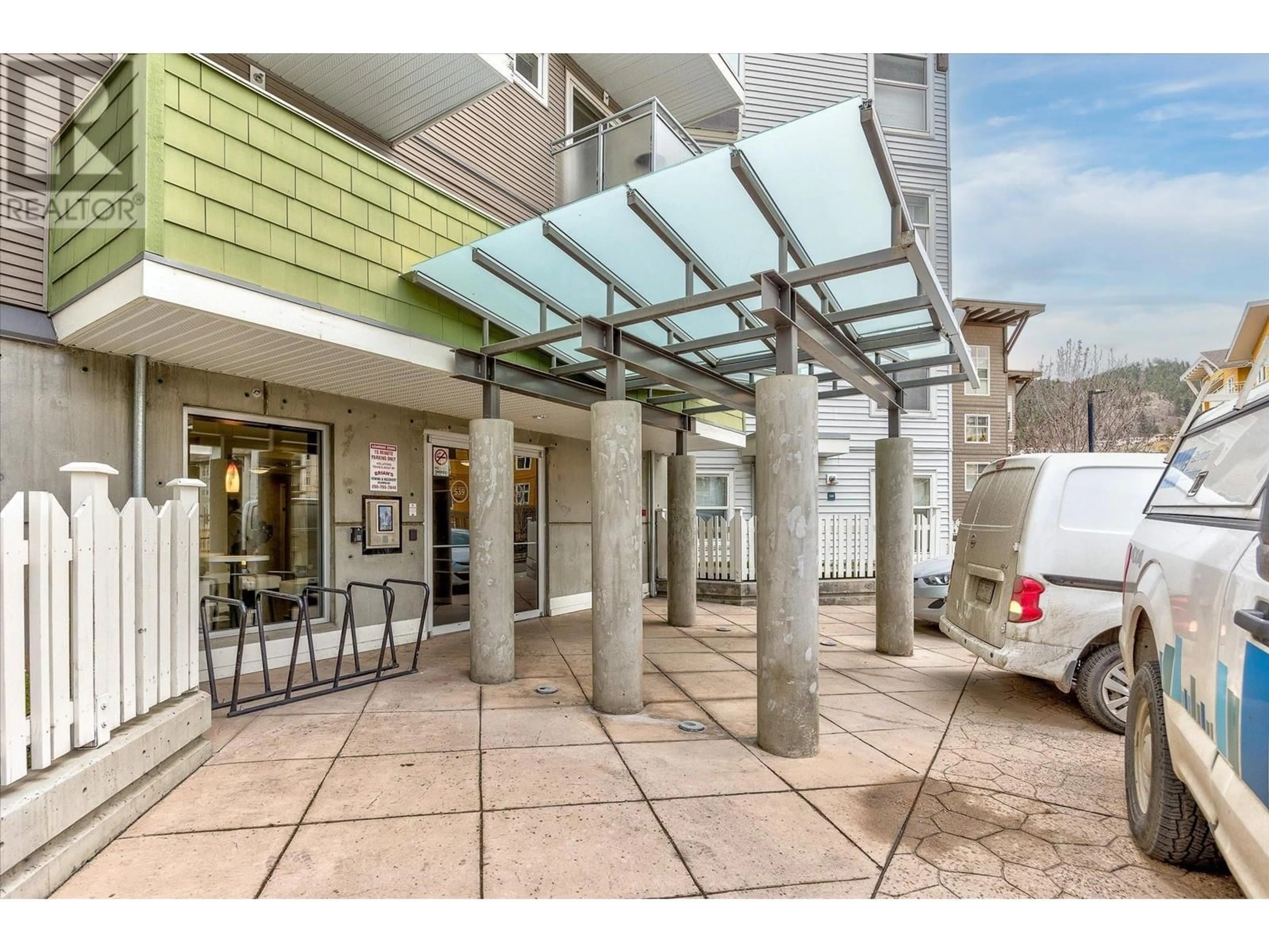 Indoor foyer for 215 - 539 YATES ROAD, Kelowna British Columbia V1V2T8