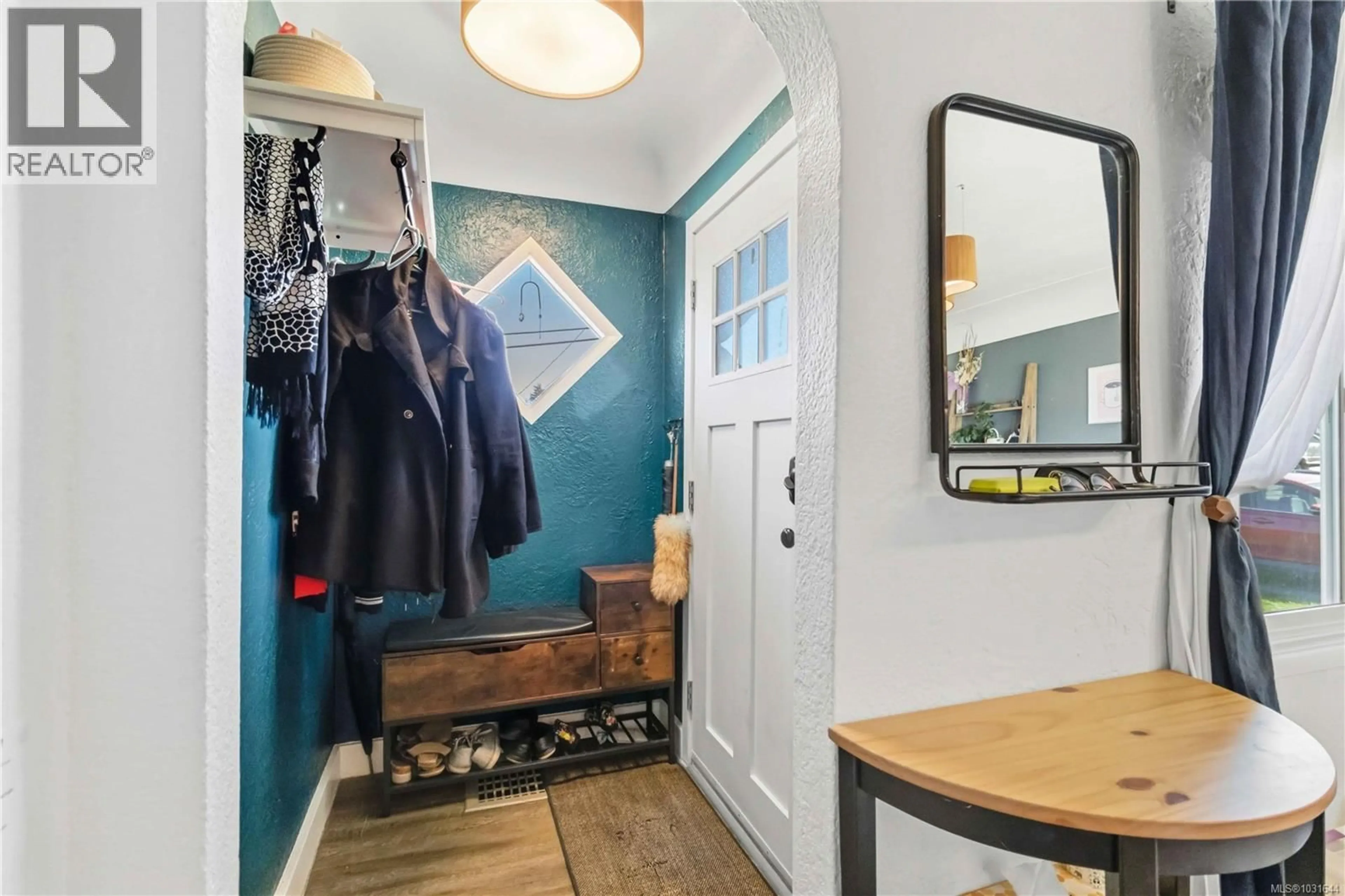 Indoor entryway for 3738 TILLICUM ROAD, Saanich British Columbia V8Z4H8