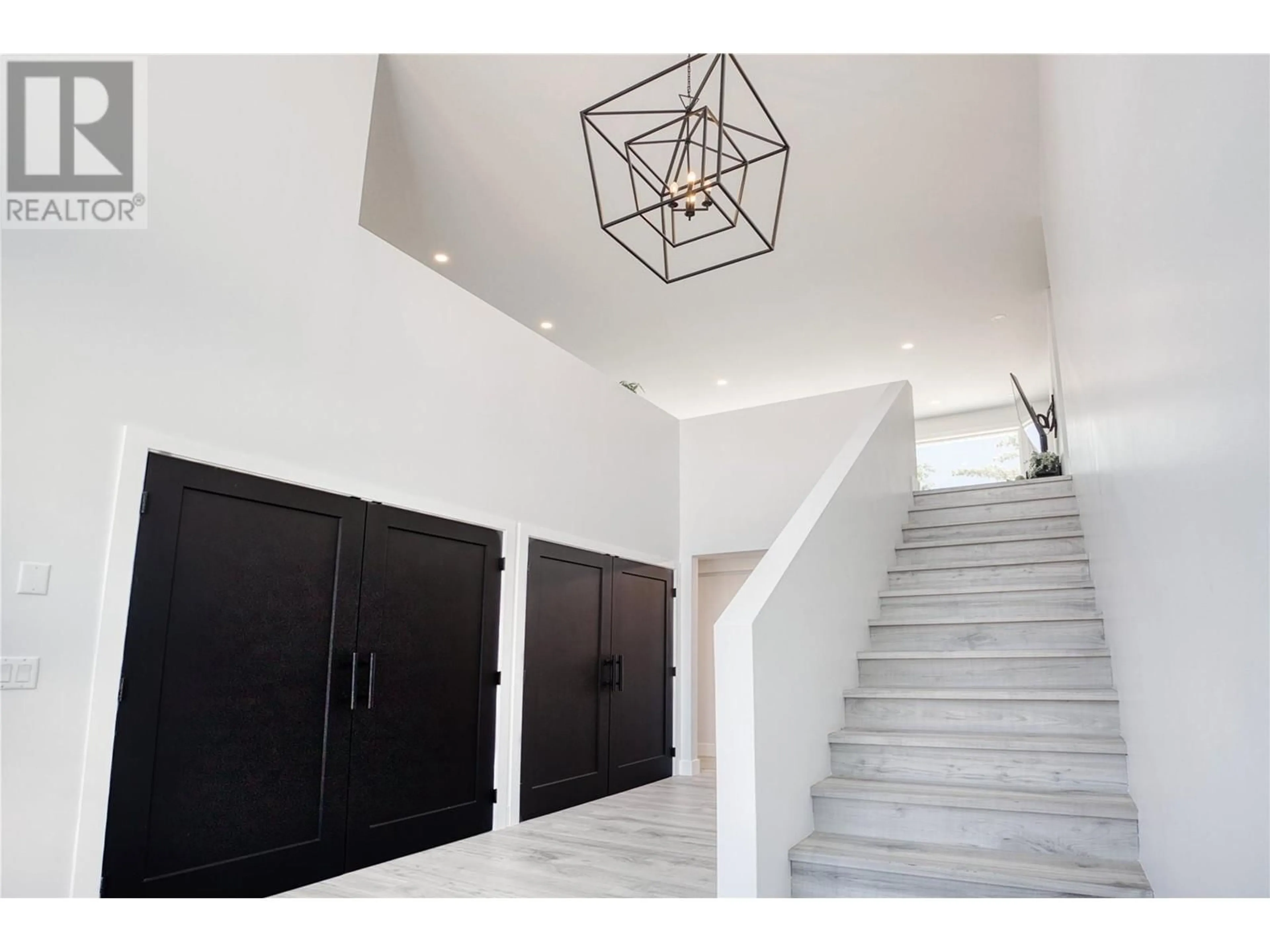 Indoor foyer for 2340 Thacker Drive, West Kelowna British Columbia V1Z1V8