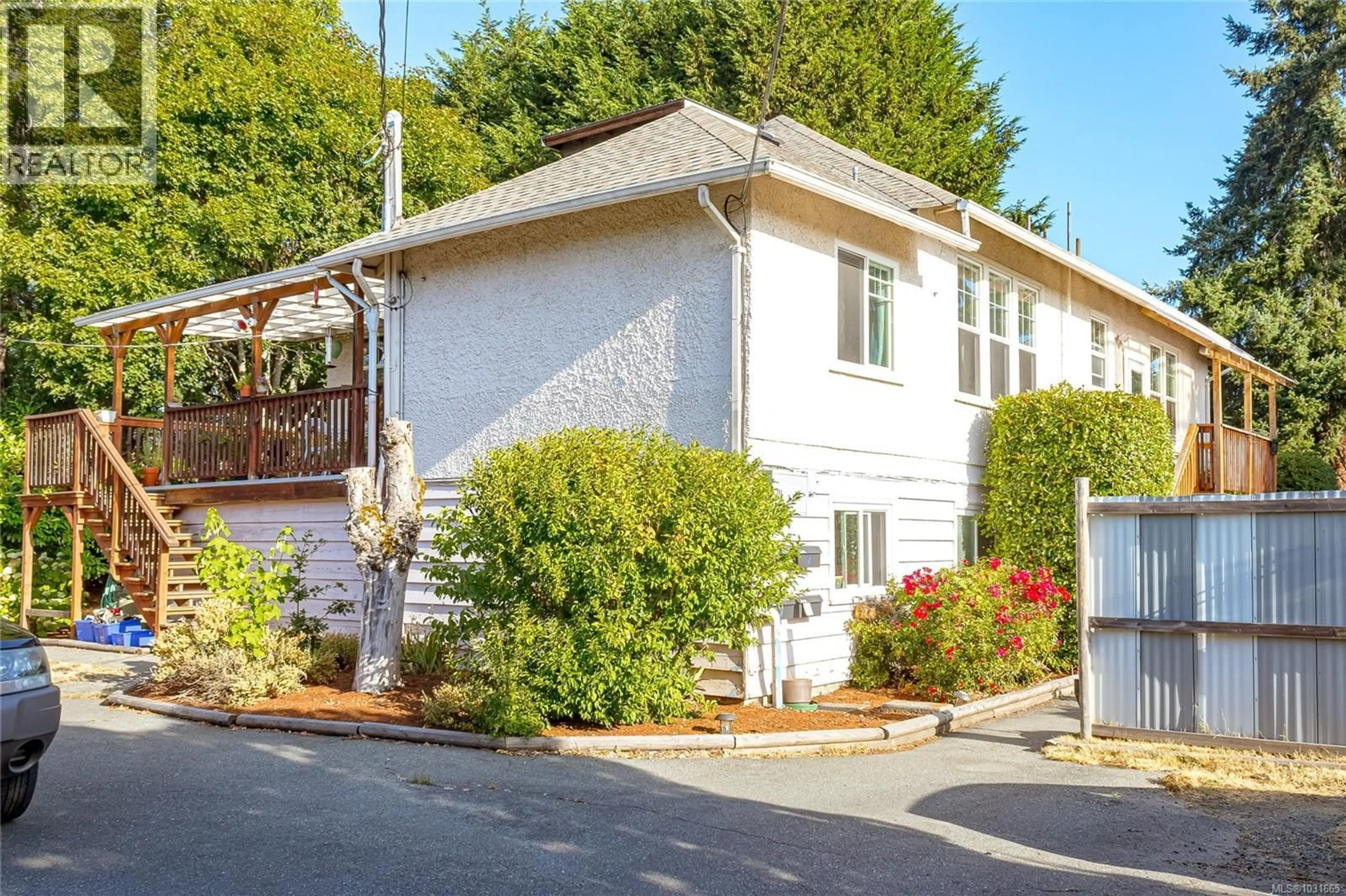 Home with vinyl exterior material, street for 2920 SHAKESPEARE STREET, Victoria British Columbia V8R4H4