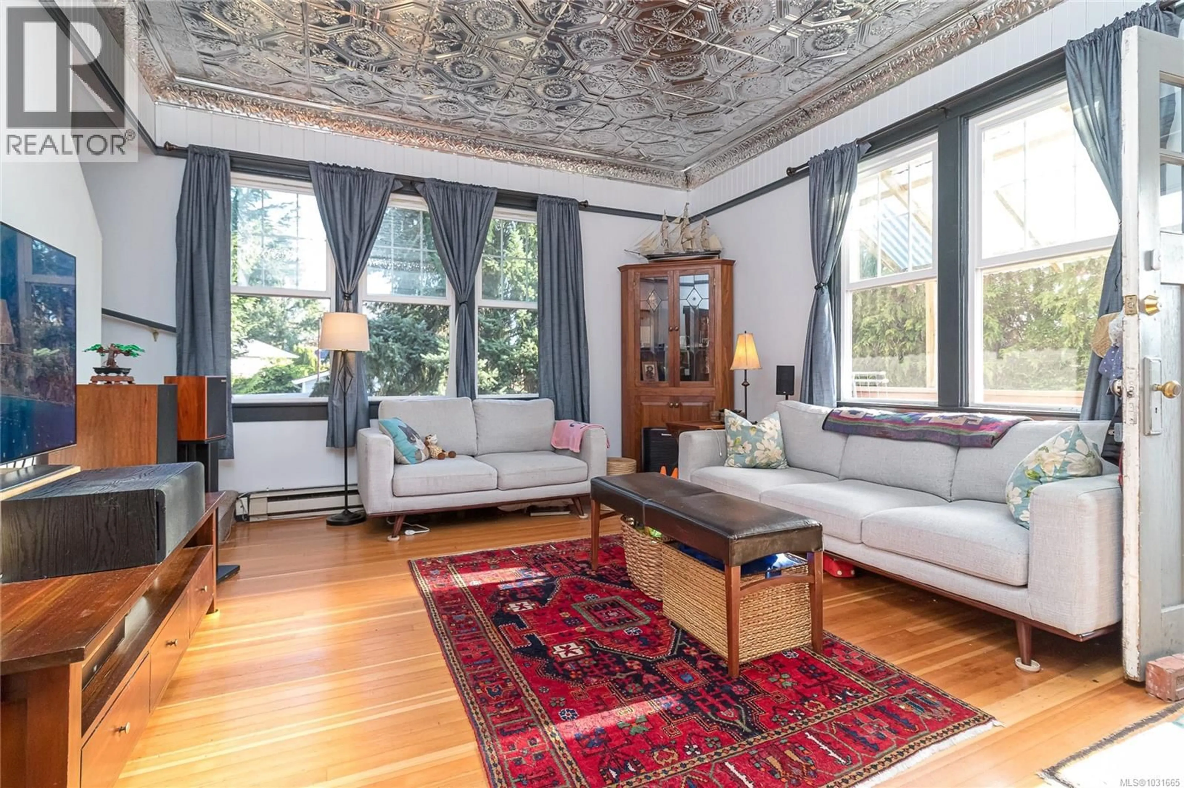 Living room with furniture, unknown for 2920 SHAKESPEARE STREET, Victoria British Columbia V8R4H4