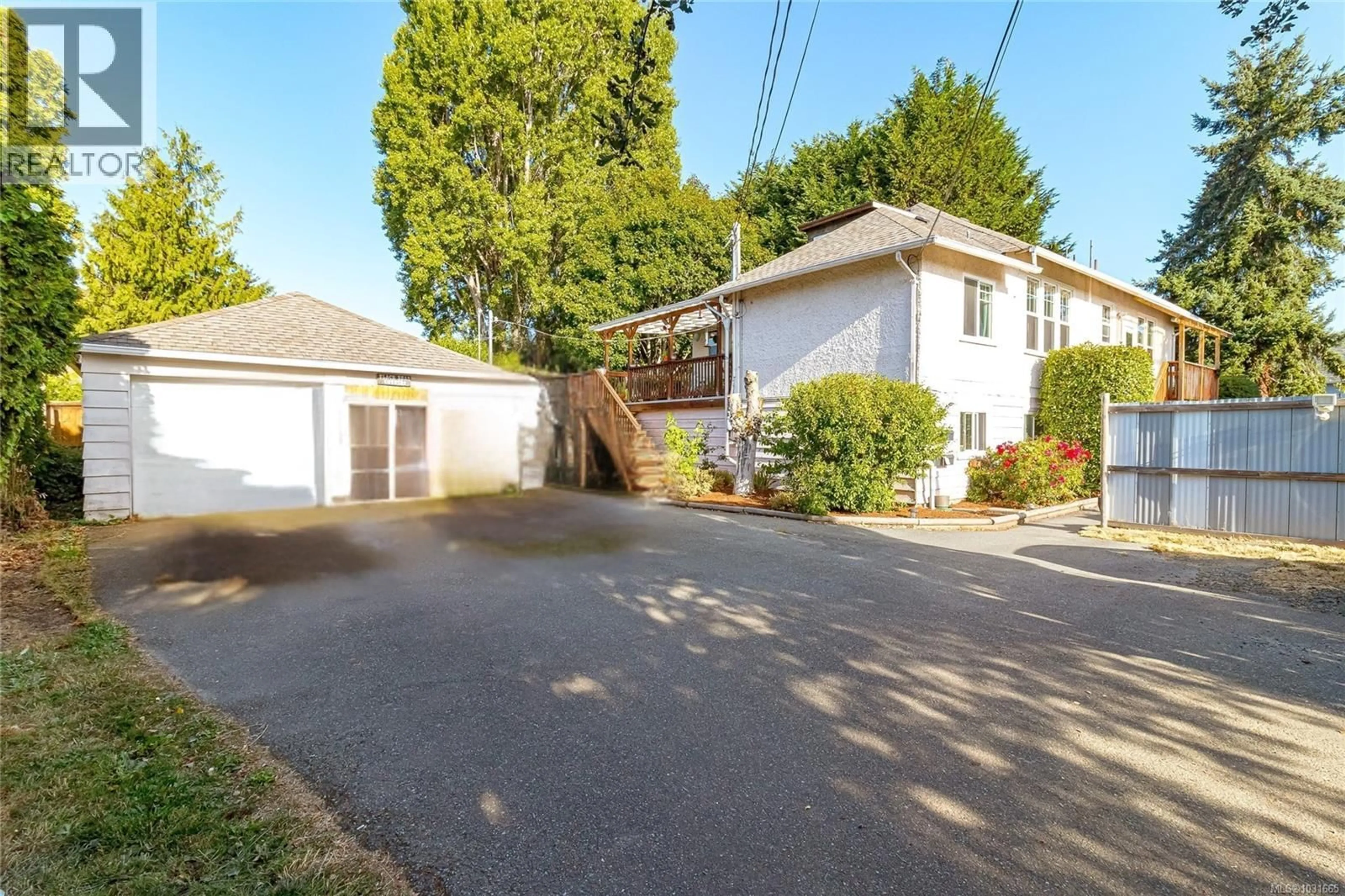 A pic from outside/outdoor area/front of a property/back of a property/a pic from drone, street for 2920 SHAKESPEARE STREET, Victoria British Columbia V8R4H4