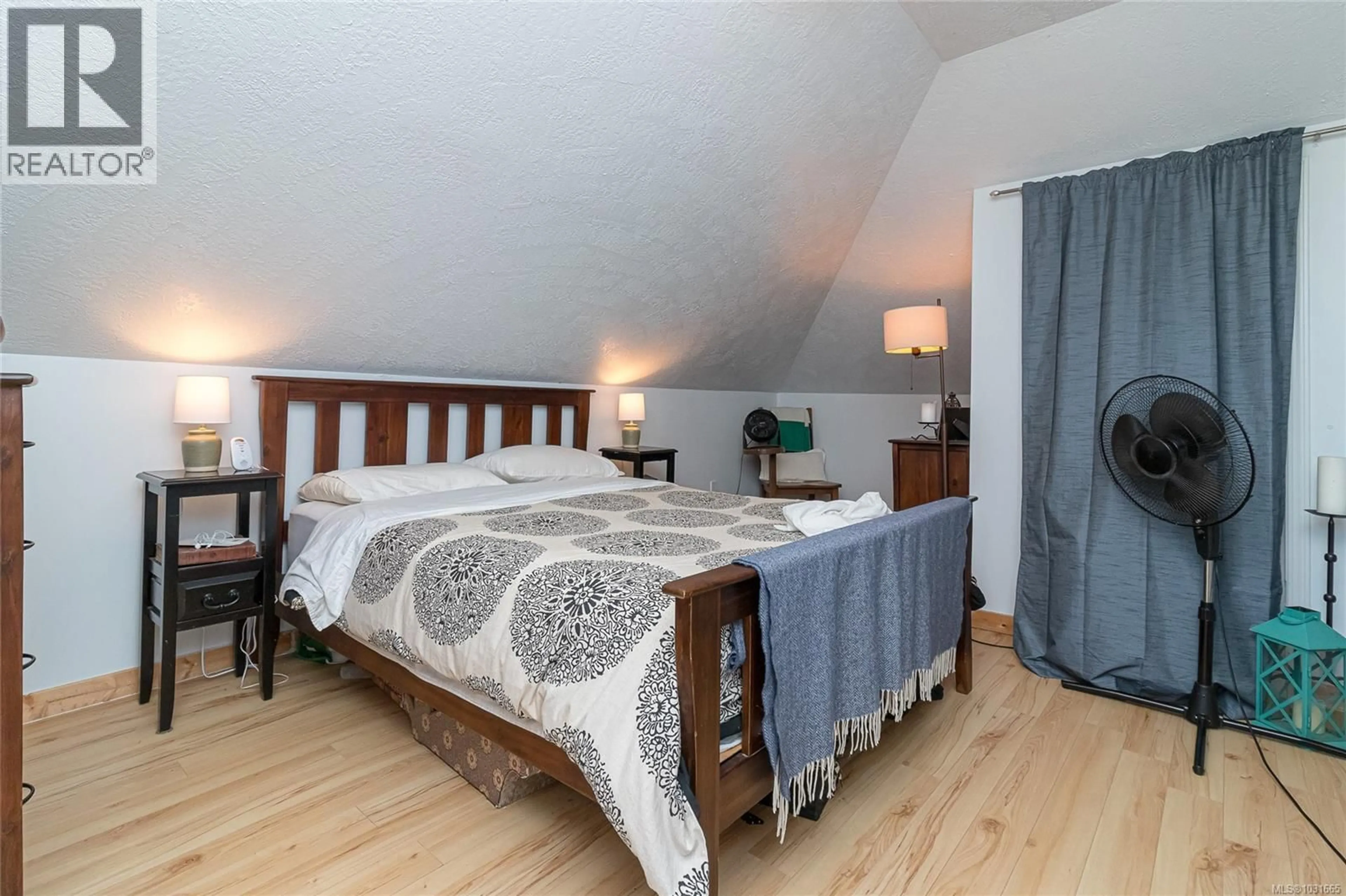 Bedroom with bed, wood/laminate floor for 2920 SHAKESPEARE STREET, Victoria British Columbia V8R4H4