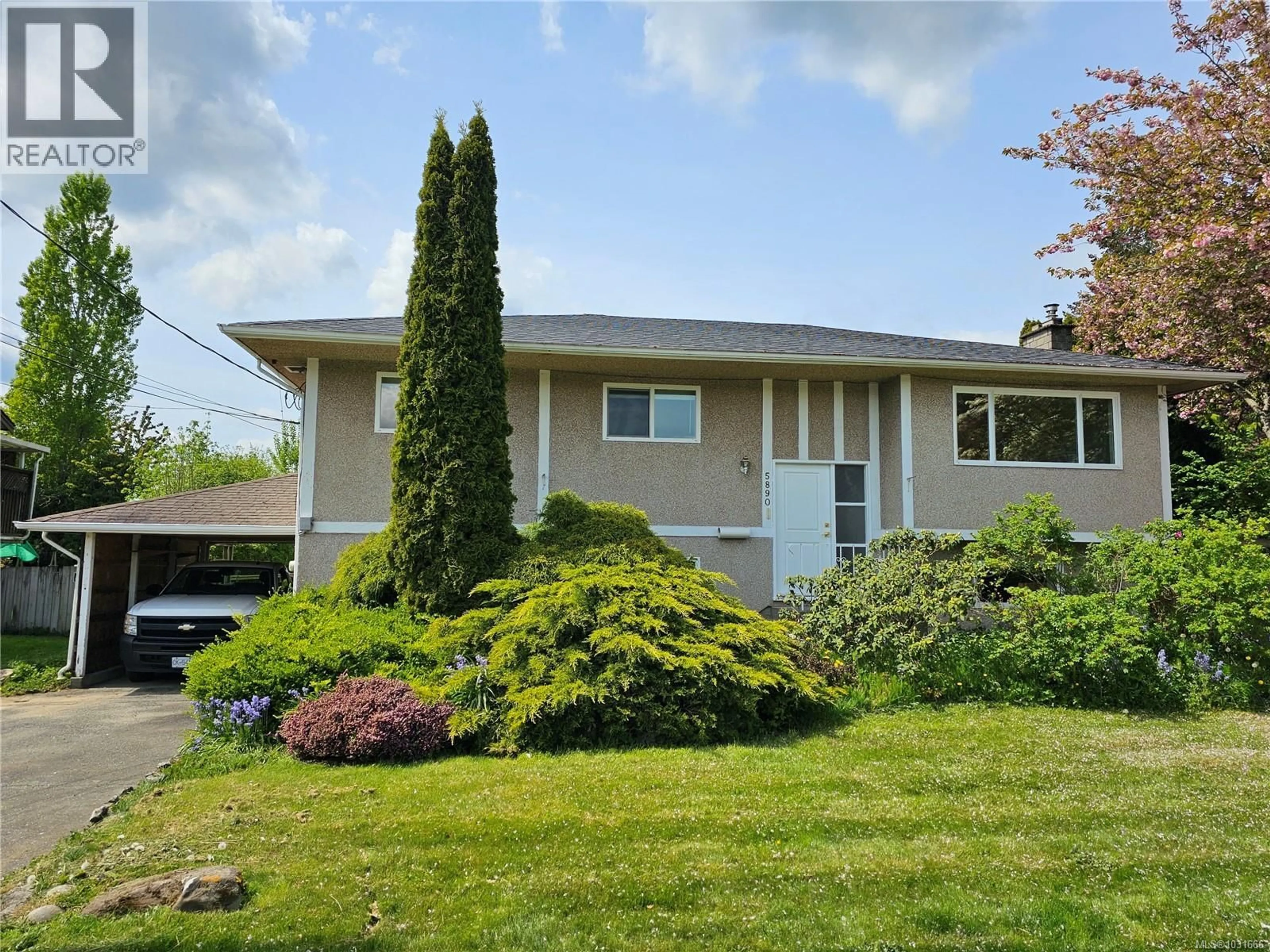 Home with vinyl exterior material, street for 5890 CHESTERFIELD AVENUE, Duncan British Columbia V9L3M7