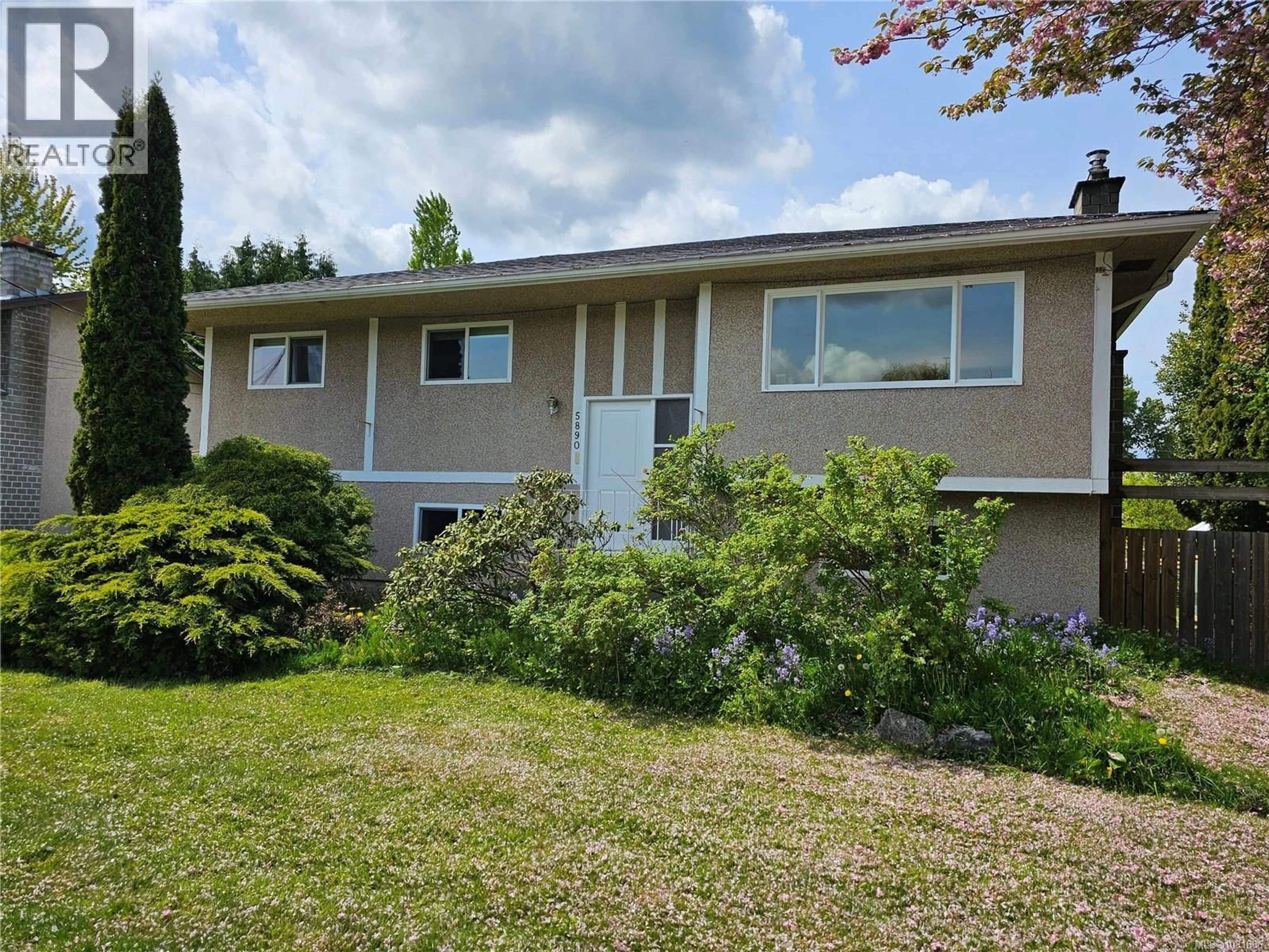 Home with vinyl exterior material, street for 5890 CHESTERFIELD AVENUE, Duncan British Columbia V9L3M7