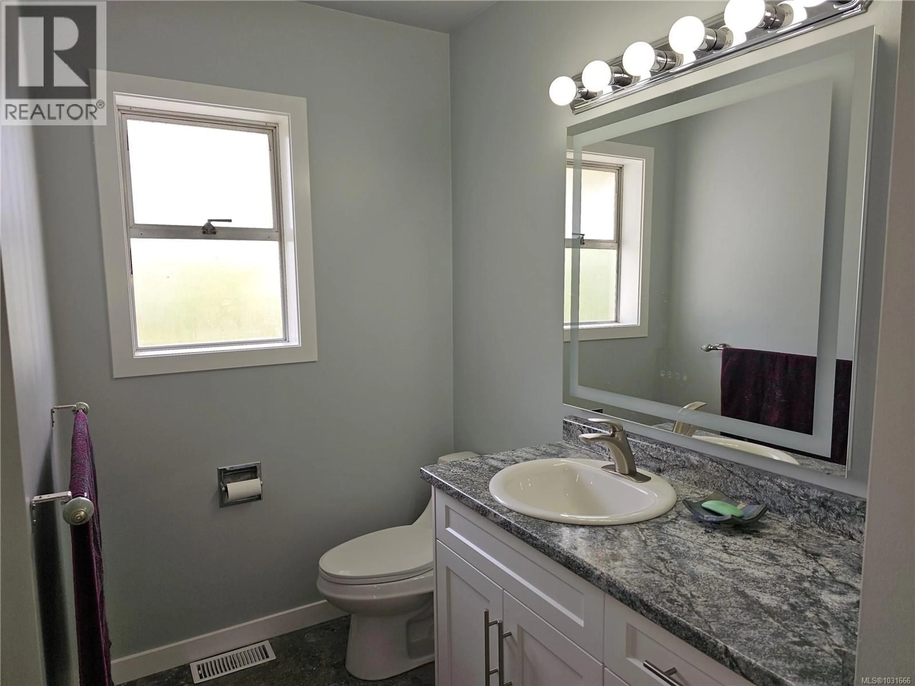 Standard bathroom, ceramic/tile floor for 5890 CHESTERFIELD AVENUE, Duncan British Columbia V9L3M7