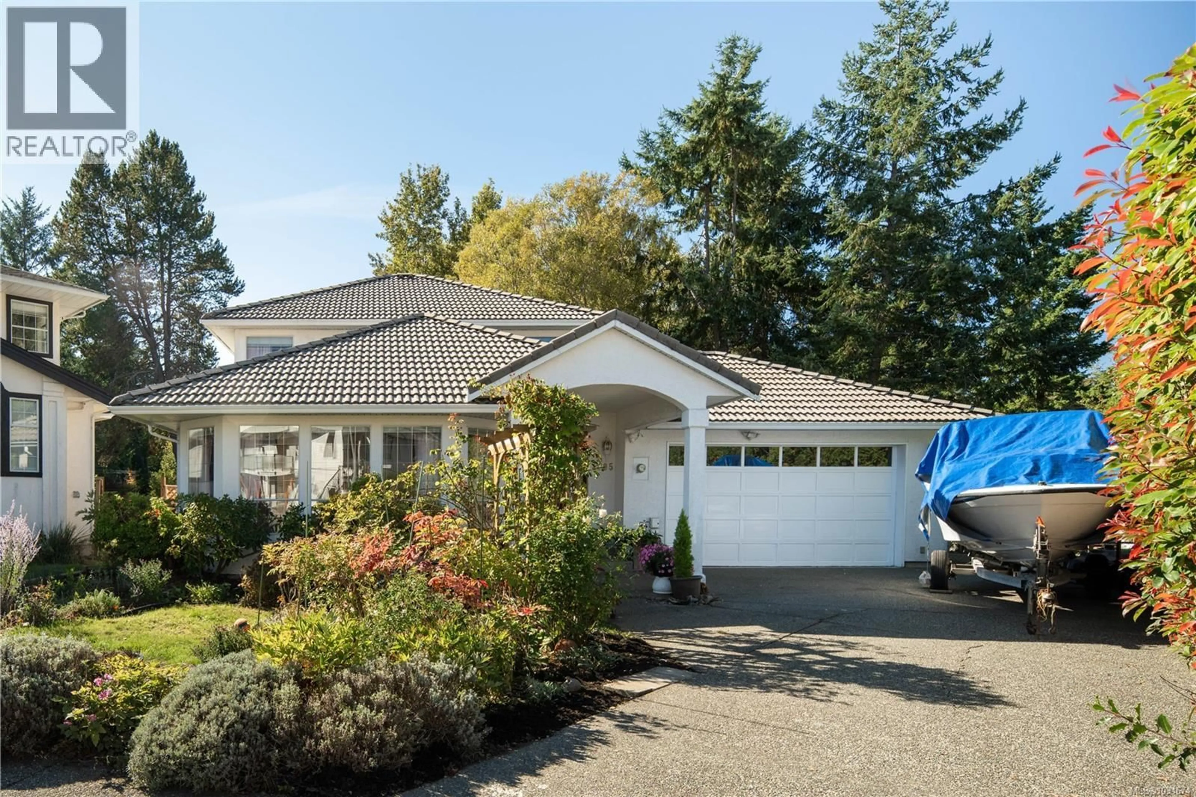 Home with vinyl exterior material, street for 1395 EPSOM CLOSE, Saanich British Columbia V8P5S8
