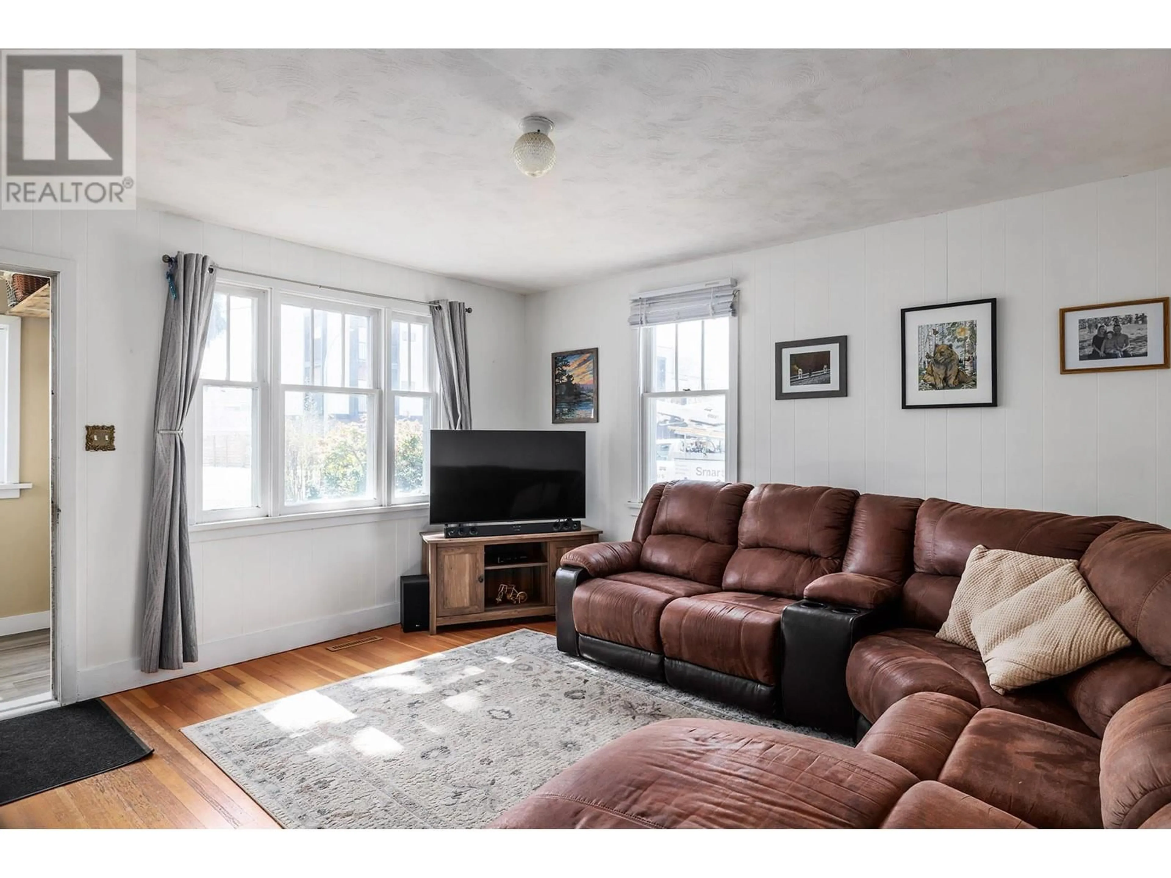 Living room, wood floors for 732 Morrison Avenue, Kelowna British Columbia V1Y5E5