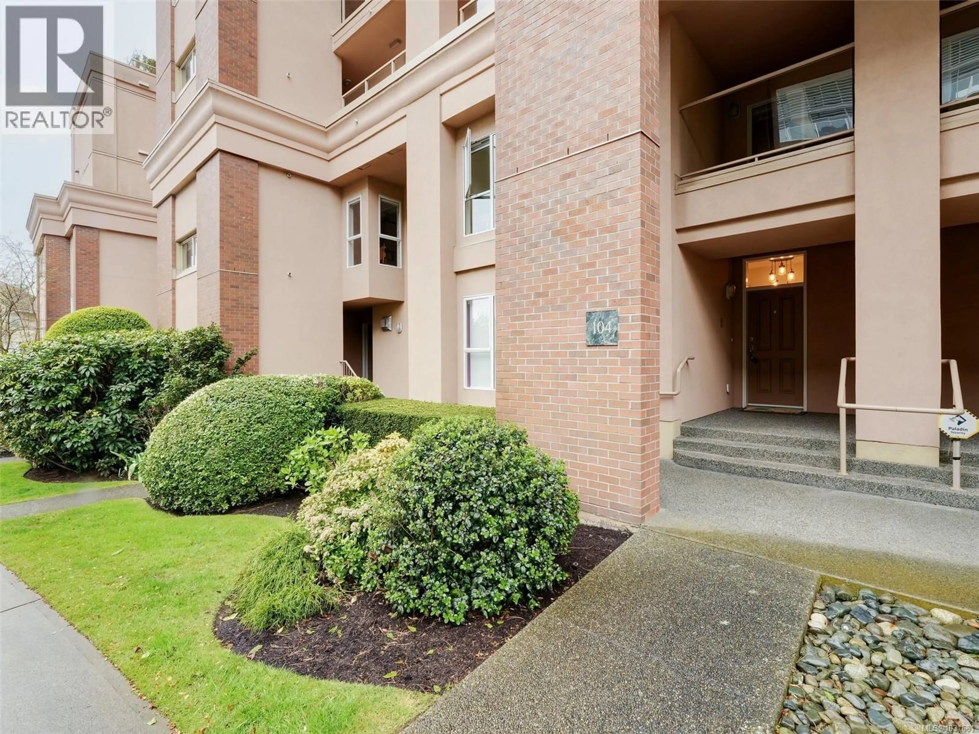 Indoor foyer for 104 - 75 SONGHEES ROAD, Victoria British Columbia V9A7M5