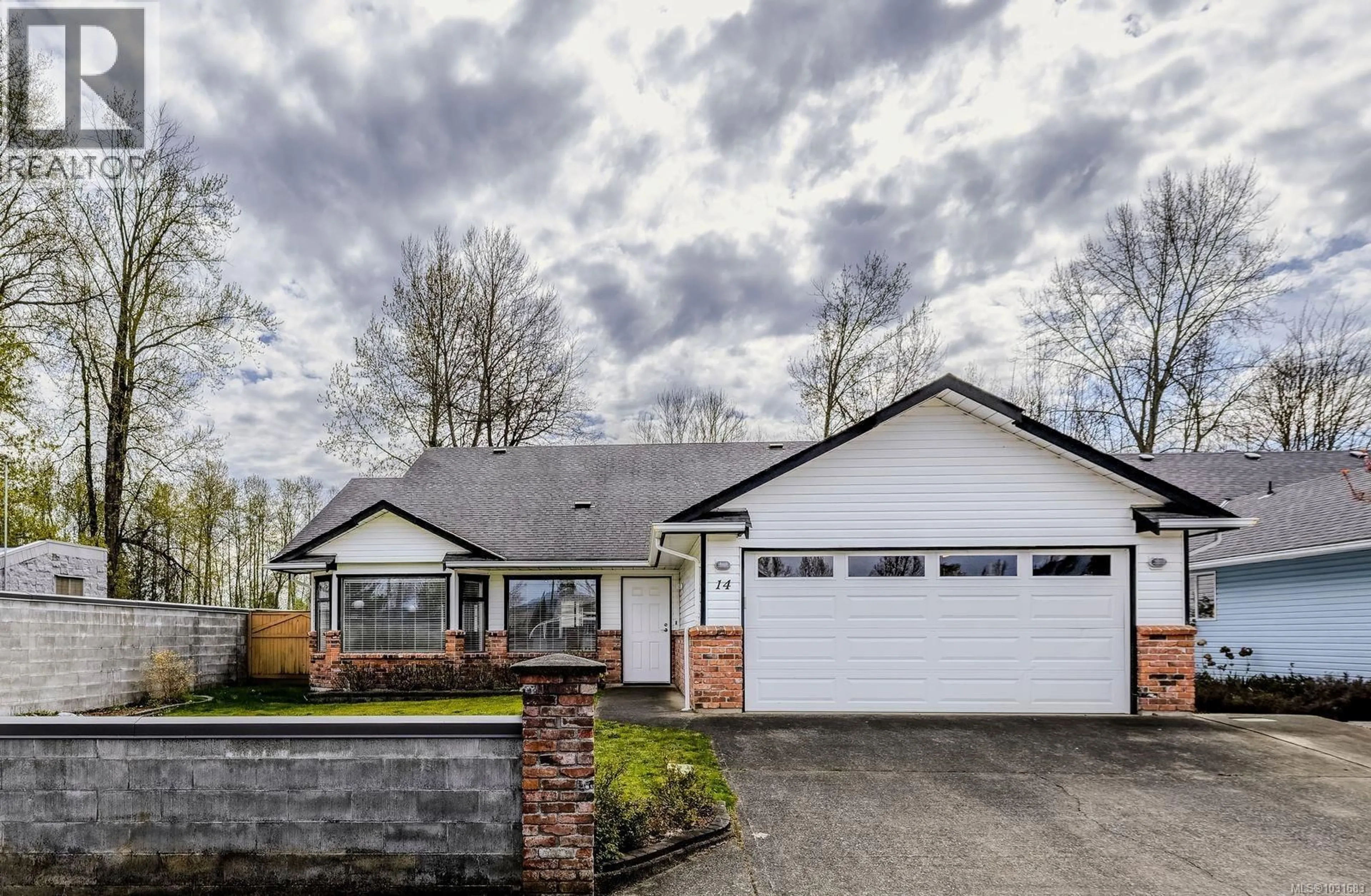 Home with vinyl exterior material, street for 14 - 111 MCKINSTRY ROAD, Duncan British Columbia V9L4T5