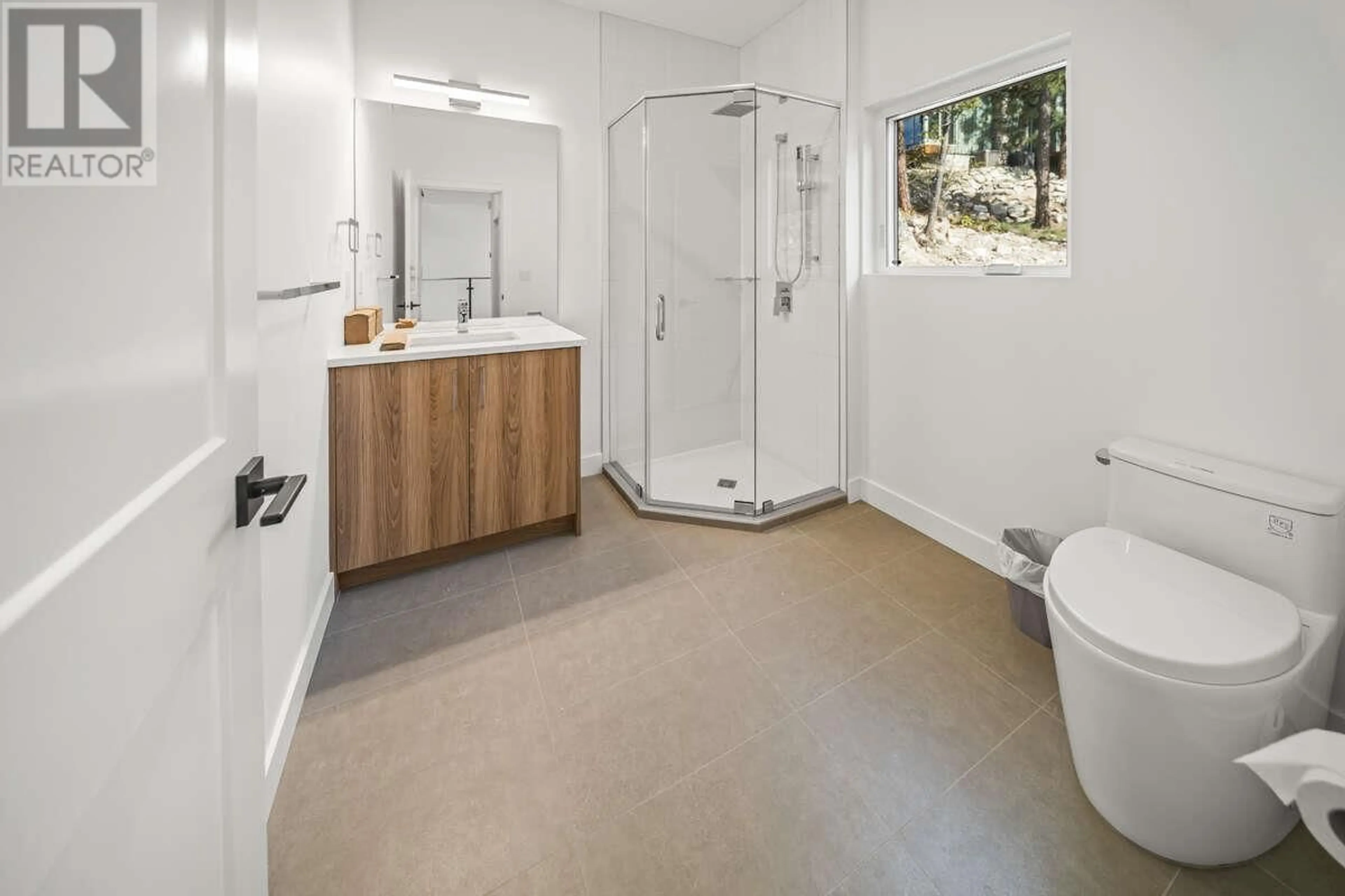 Standard bathroom, ceramic/tile floor for 162 - 9845 EAST SIDE ROAD, Vernon British Columbia V1H1Z2