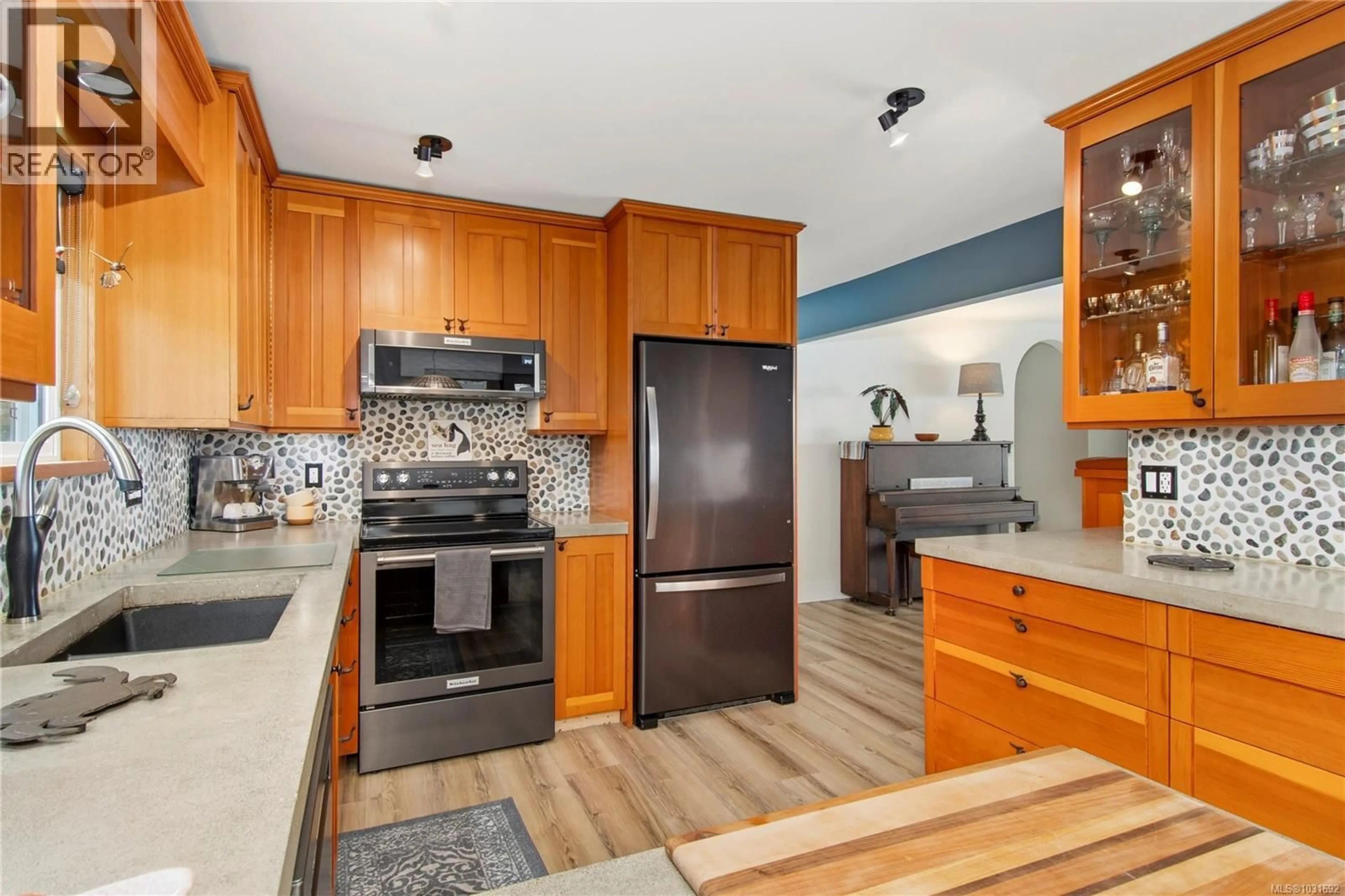 Open concept kitchen, unknown for 4123 ISLAND HIGHWAY SOUTH, Campbell River British Columbia V9H1E9