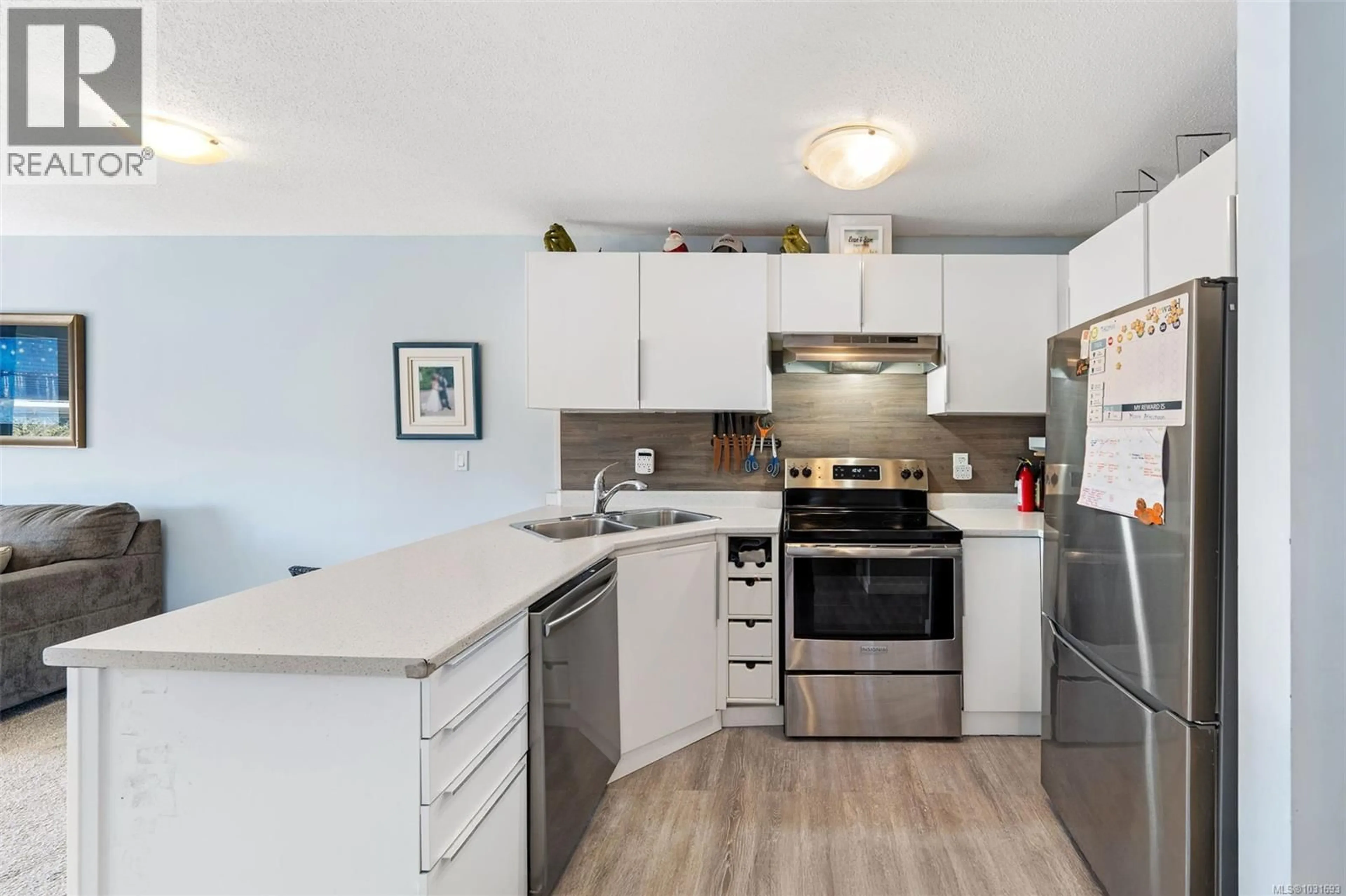 Open concept kitchen, wood/laminate floor for 323 - 3215 COWICHAN LAKE ROAD, Duncan British Columbia V9L5G5