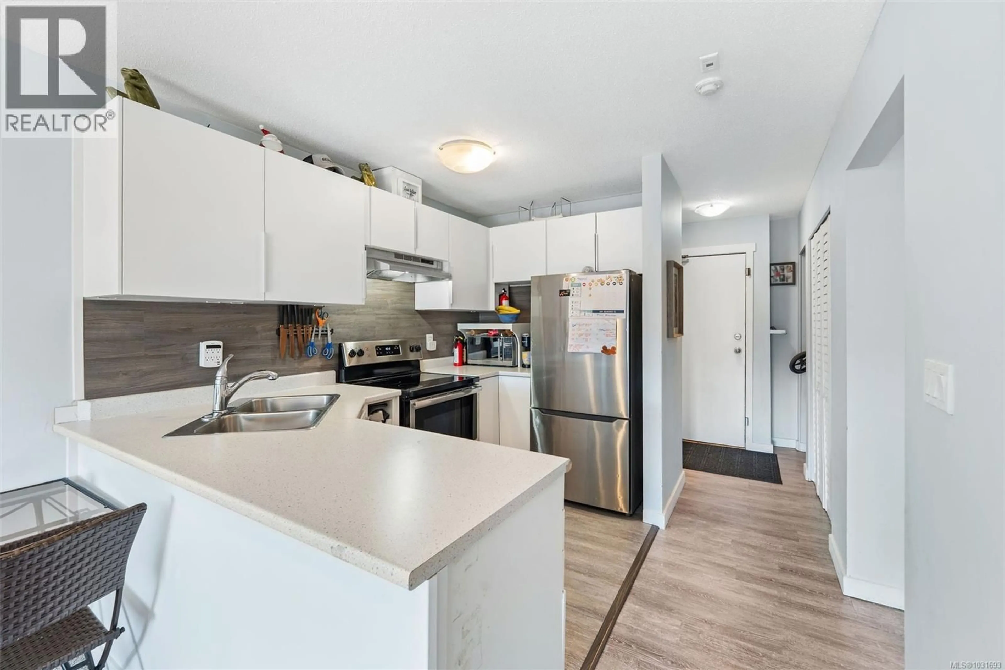 Standard kitchen, unknown for 323 - 3215 COWICHAN LAKE ROAD, Duncan British Columbia V9L5G5