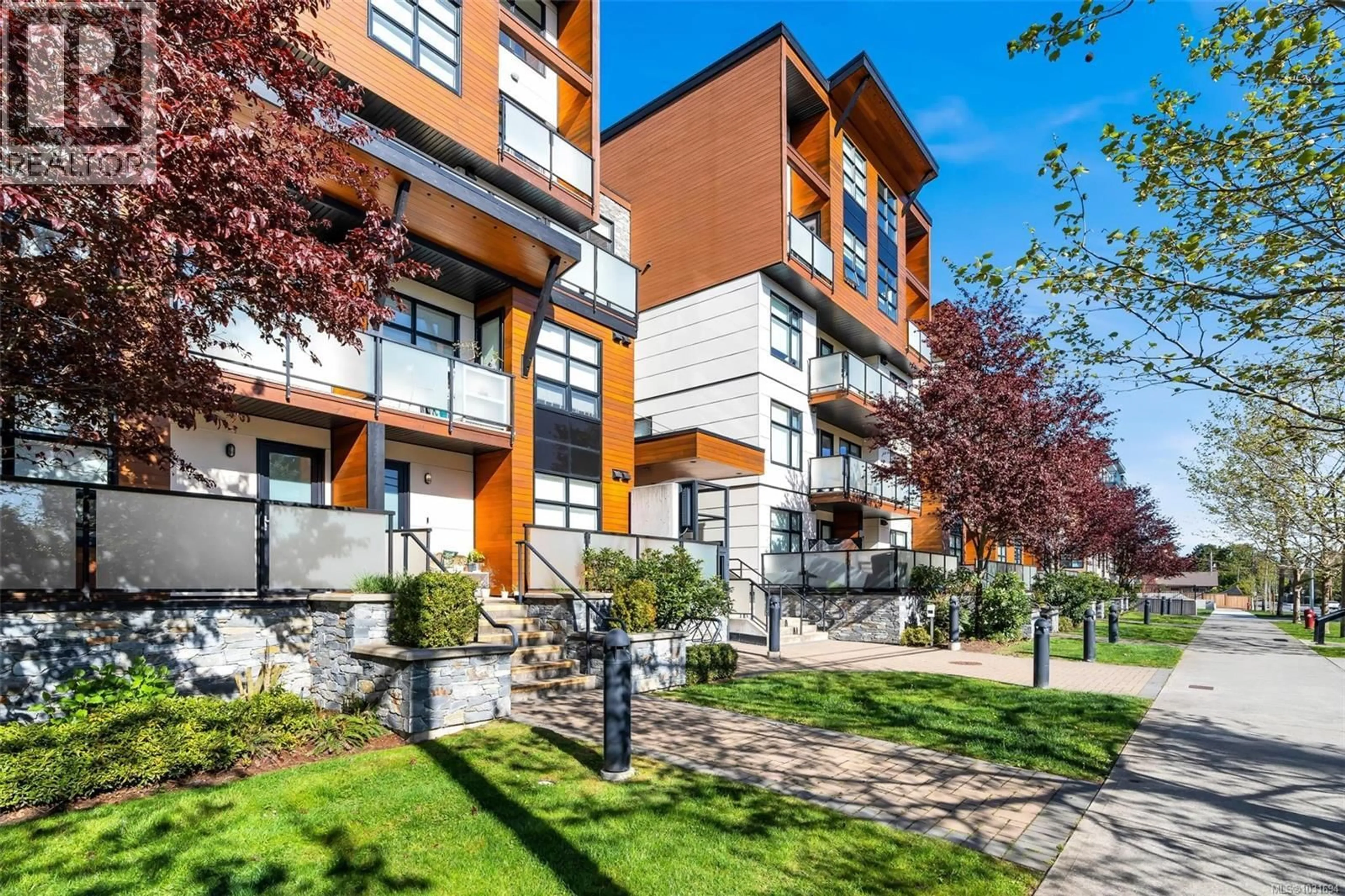 Patio, street for 402 - 4000 SHELBOURNE STREET, Saanich British Columbia V8N0B6