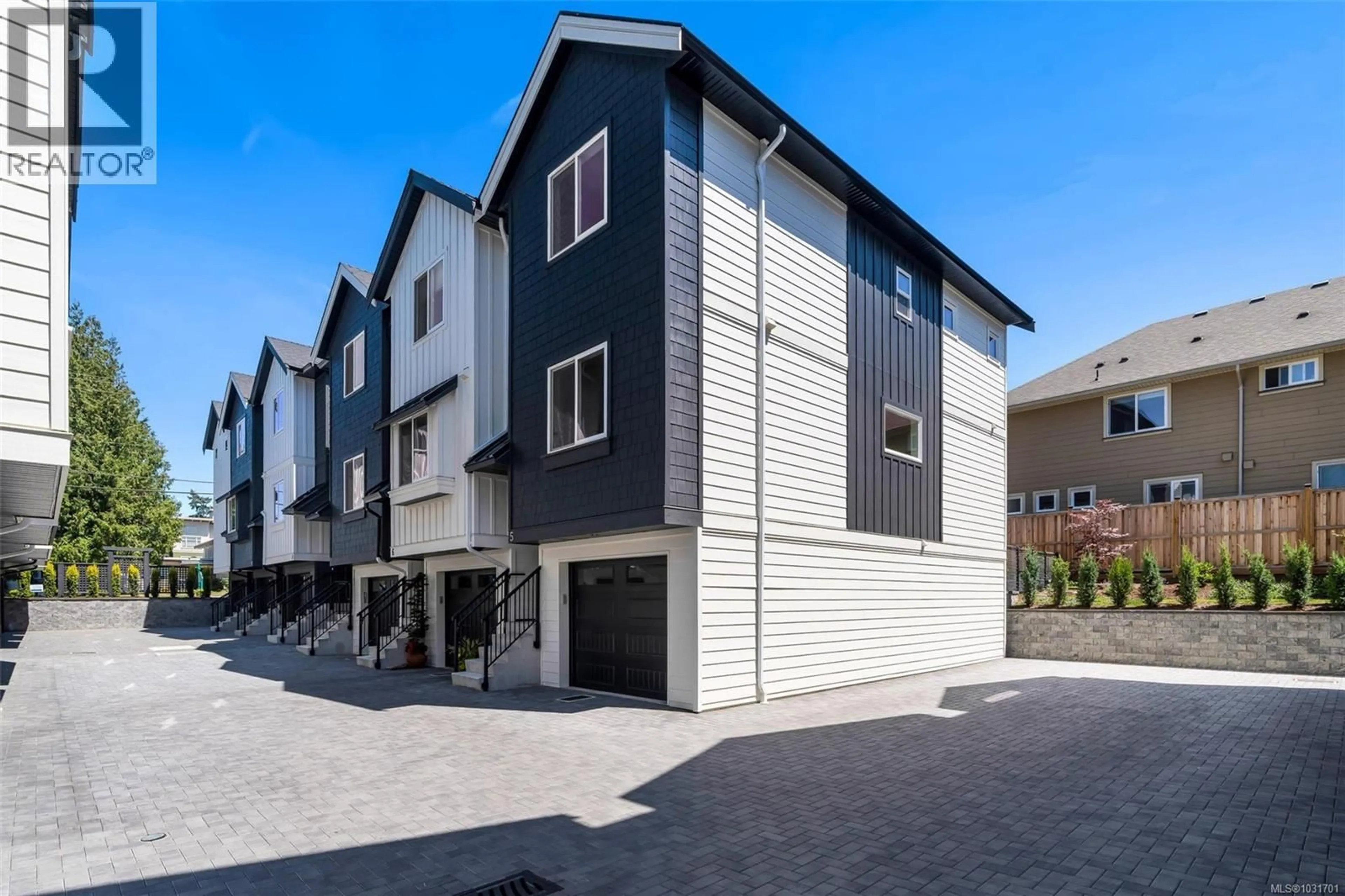 Home with vinyl exterior material, street for 5 - 10145 FIFTH STREET, Sidney British Columbia V8L2X8