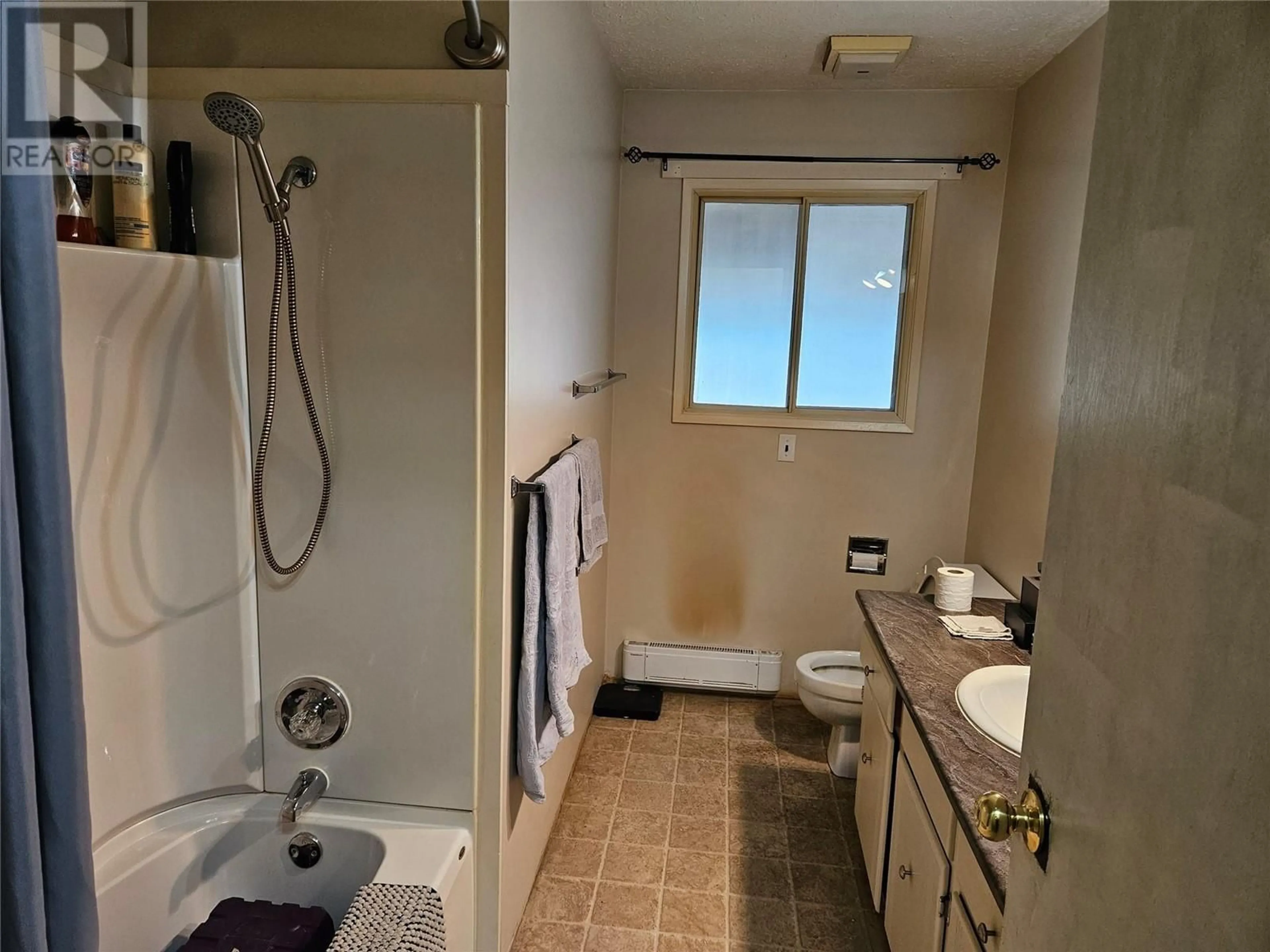 Standard bathroom for 302 9th Street, Keremeos British Columbia V2A1N2