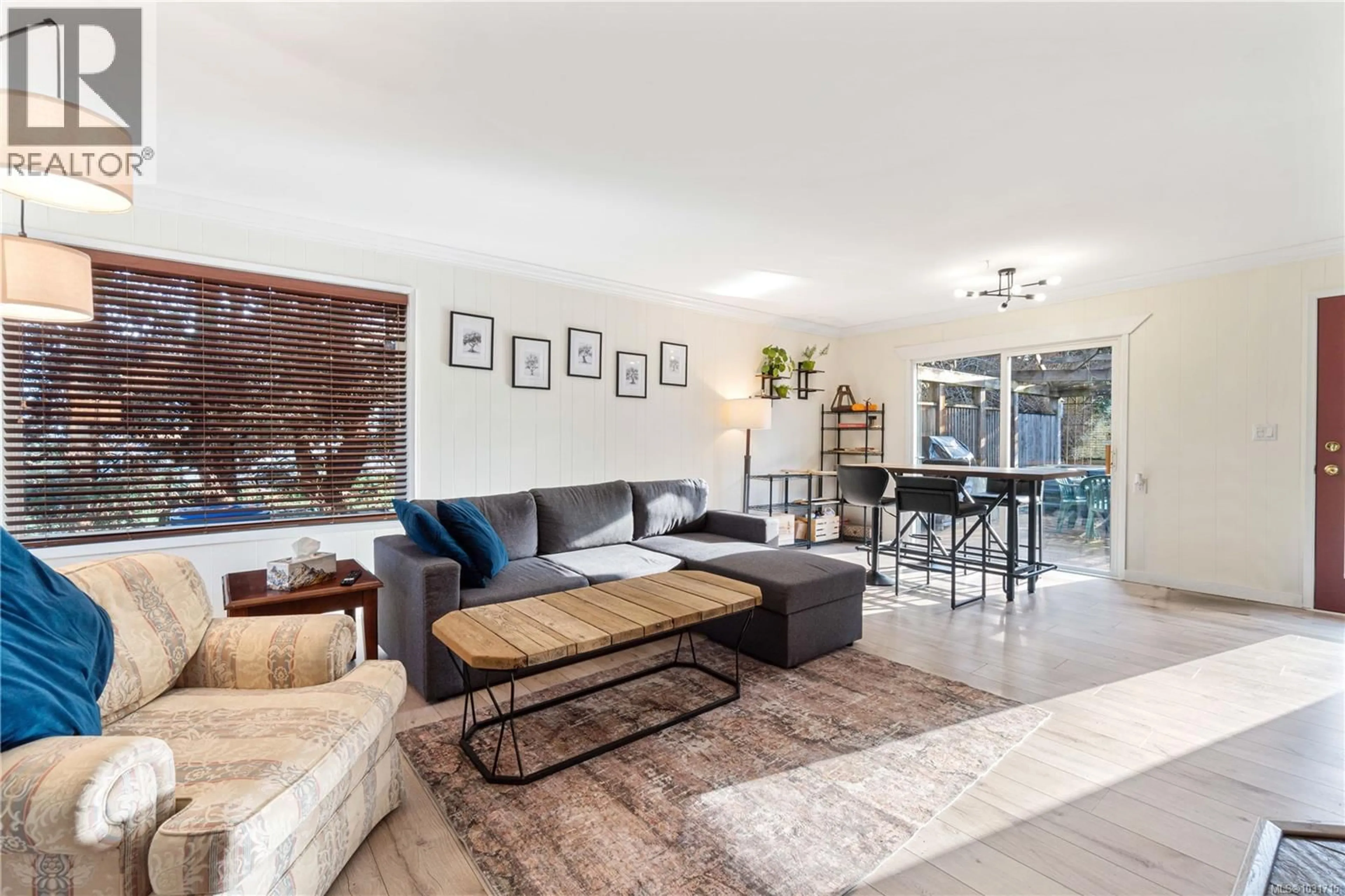 Living room with furniture, unknown for 3872 ISLAND HIGHWAY WEST, Qualicum Beach British Columbia V9K2G9