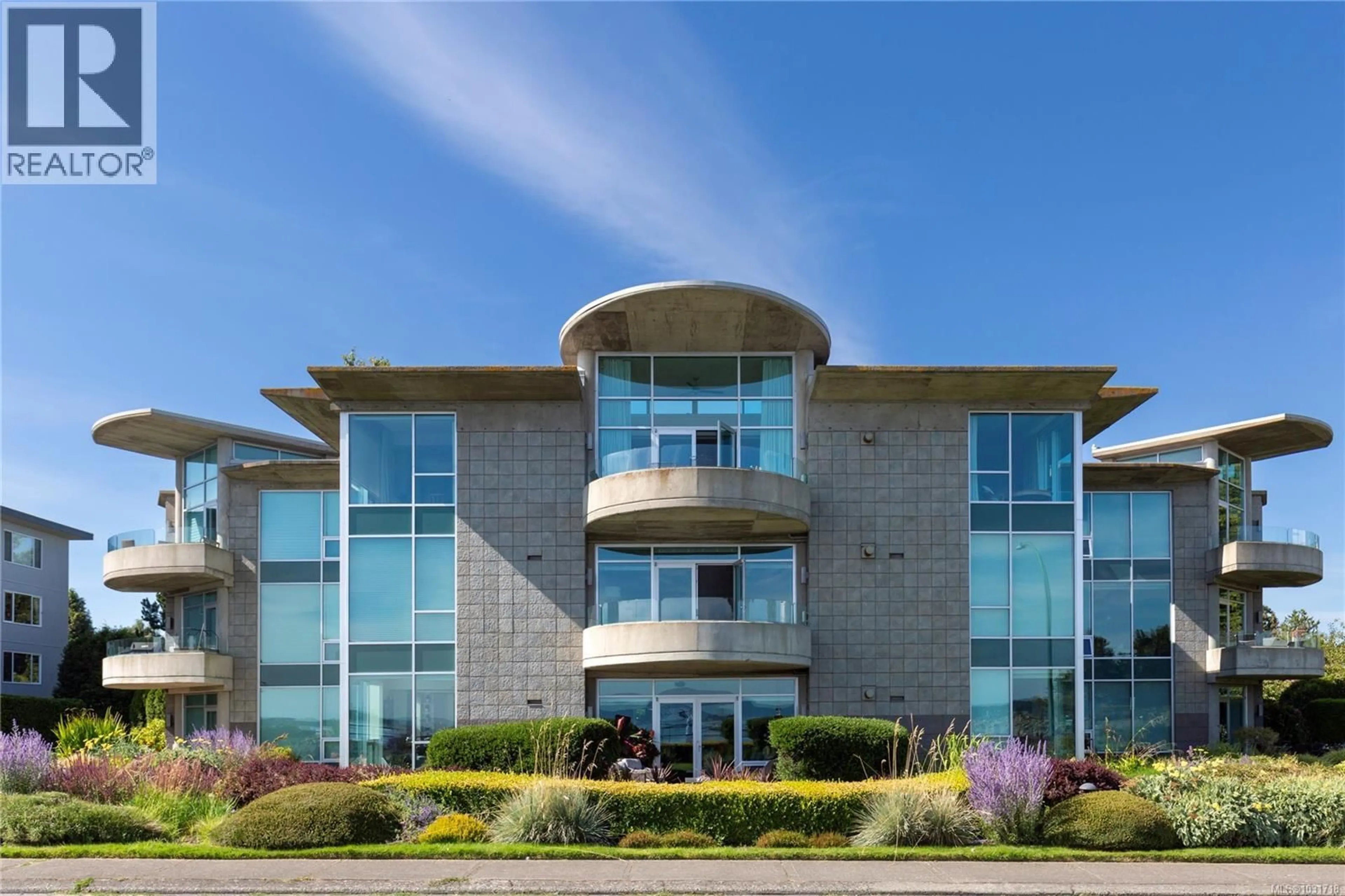 Indoor foyer for 104 - 1284 BEACH DRIVE, Oak Bay British Columbia V8S2N3