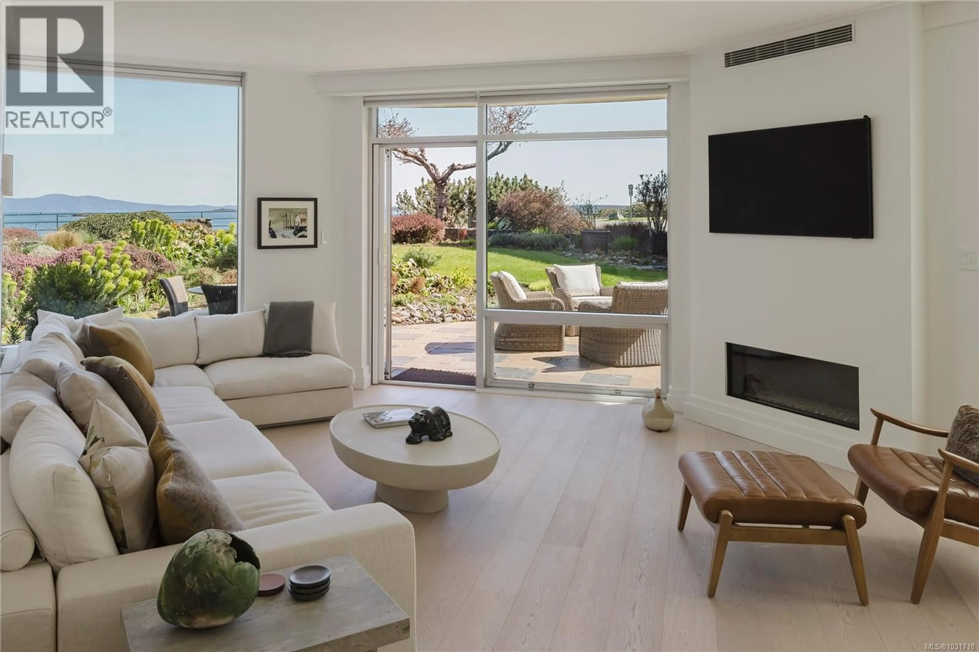 Living room with furniture, unknown for 104 - 1284 BEACH DRIVE, Oak Bay British Columbia V8S2N3