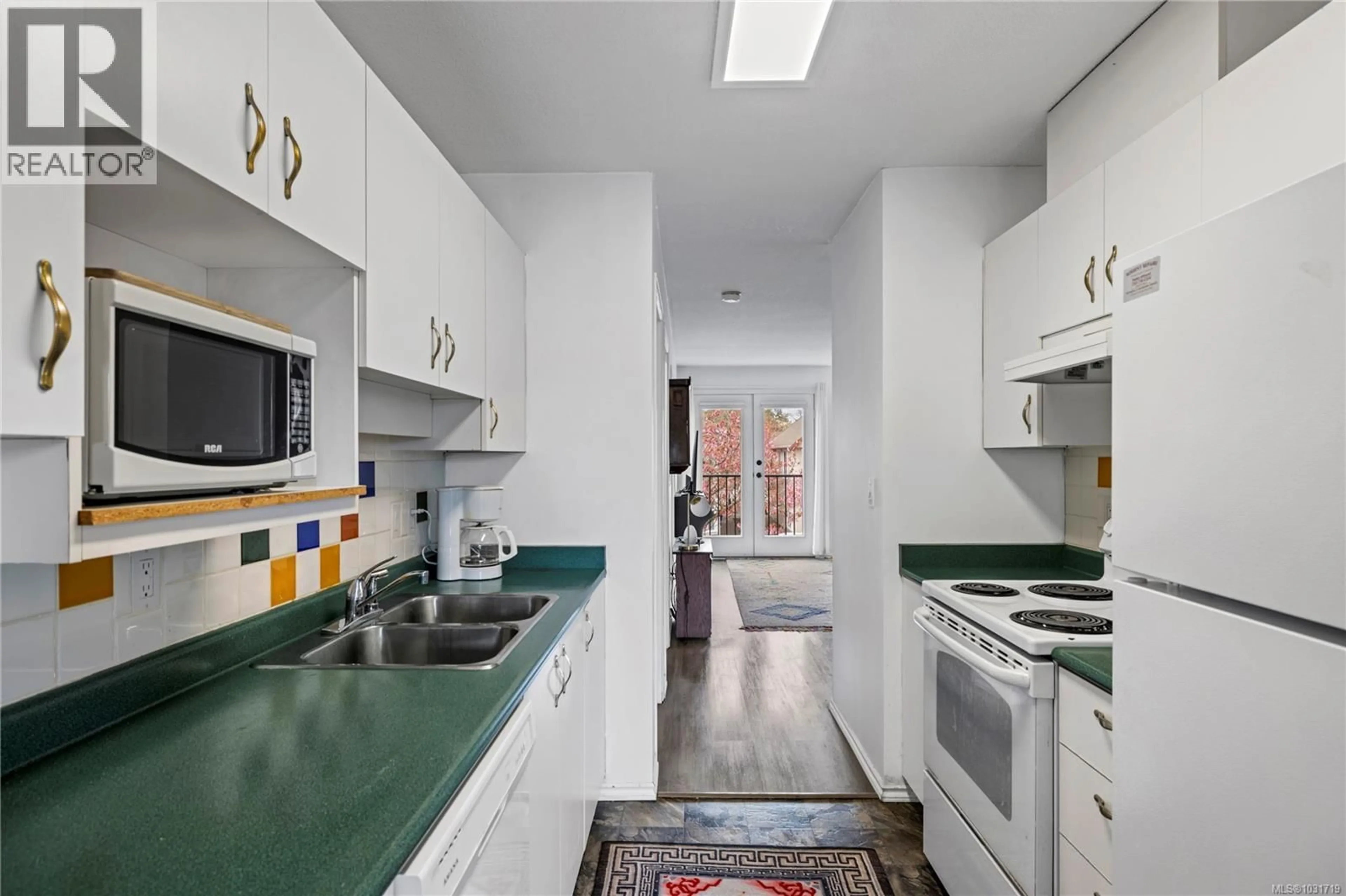 Standard kitchen, ceramic/tile floor for 4 - 668 BEACH ROAD, Qualicum Beach British Columbia V9K2R1