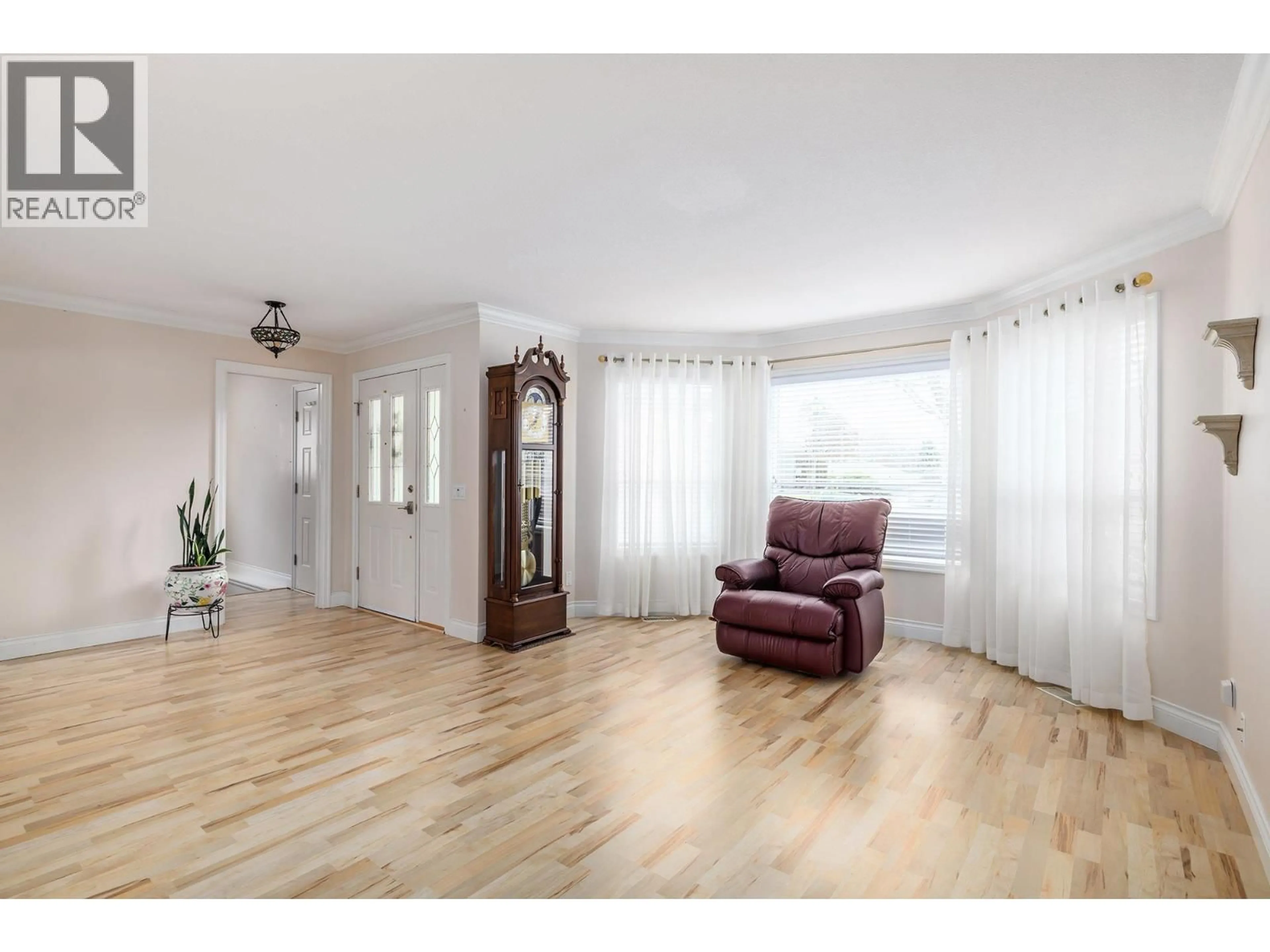 Living room with furniture, wood/laminate floor for 55 - 615 GLENMEADOWS ROAD, Kelowna British Columbia V1V1N9