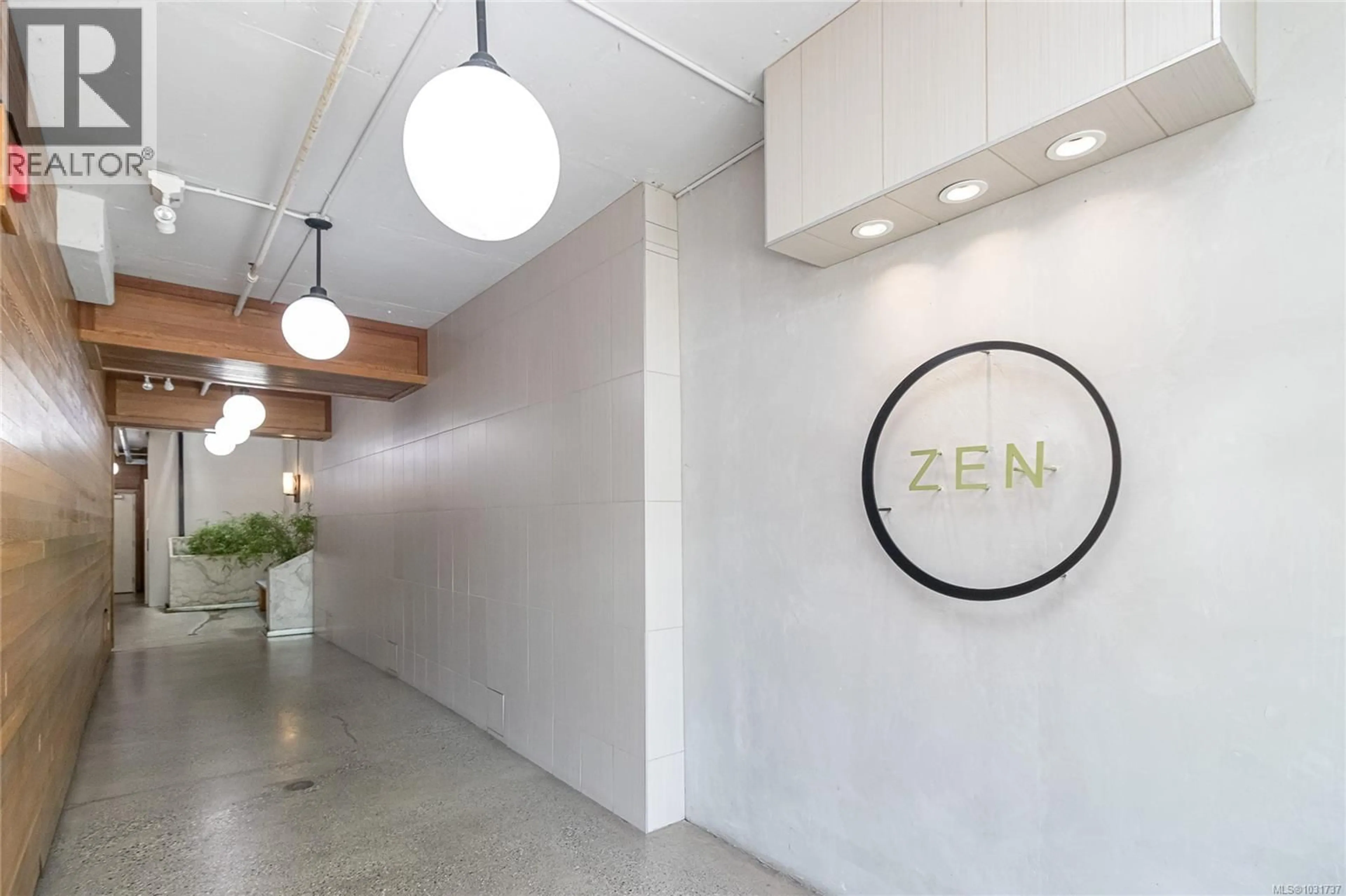 Indoor foyer for 305 - 1121 FORT STREET, Victoria British Columbia V8V3K9