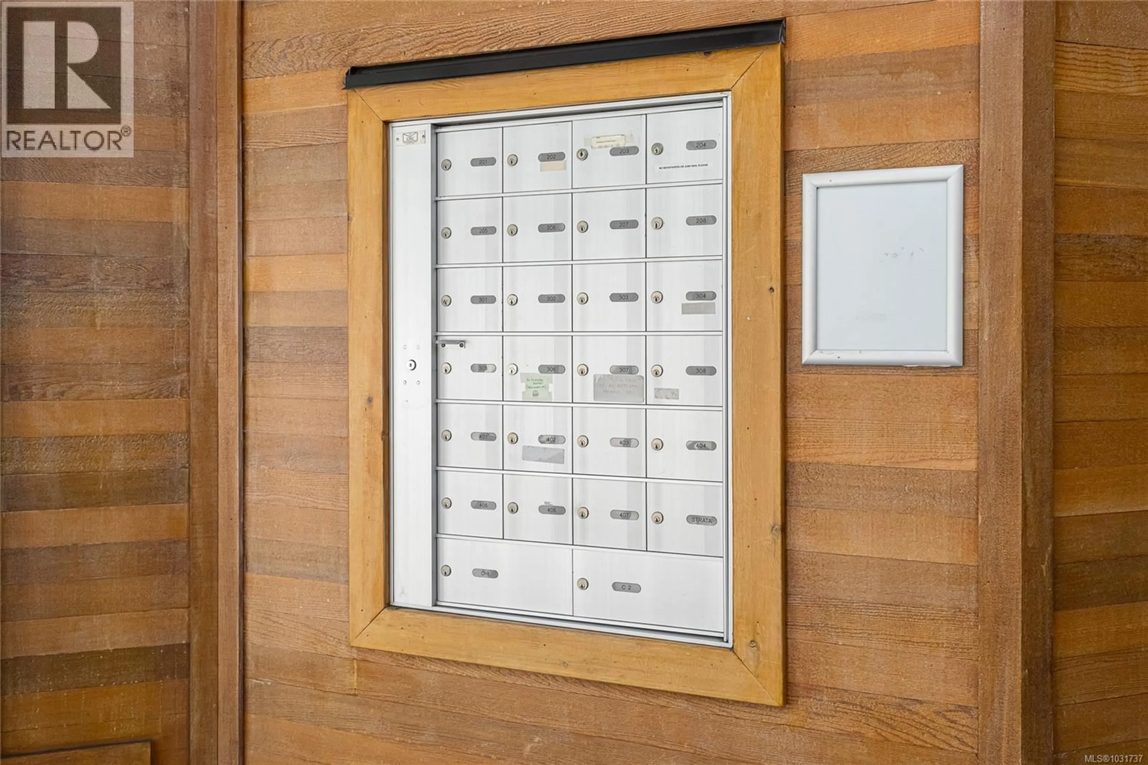 Indoor foyer for 305 - 1121 FORT STREET, Victoria British Columbia V8V3K9