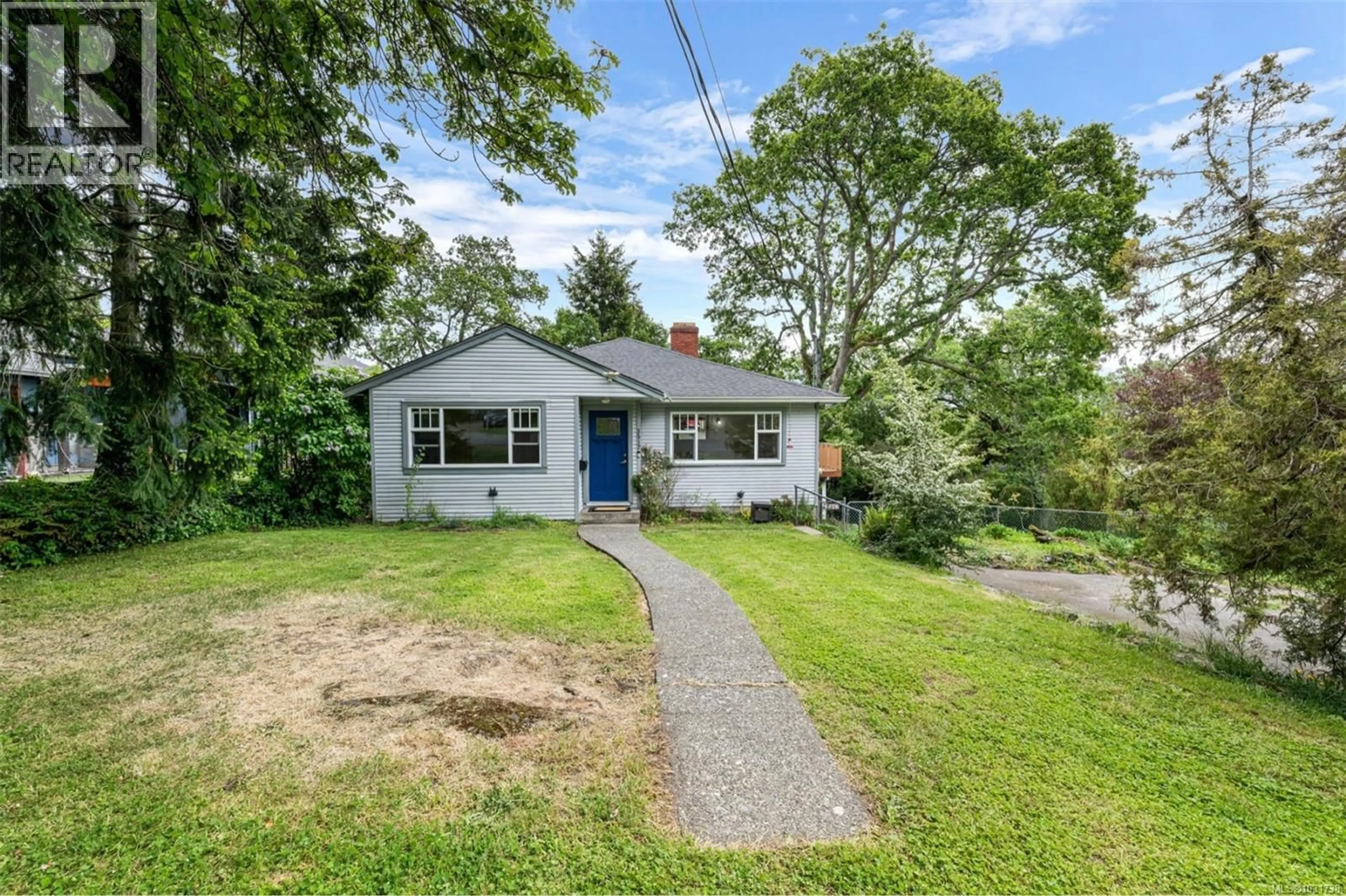 A pic from outside/outdoor area/front of a property/back of a property/a pic from drone, street for 3517 DONCASTER DRIVE, Saanich British Columbia V8P3W2