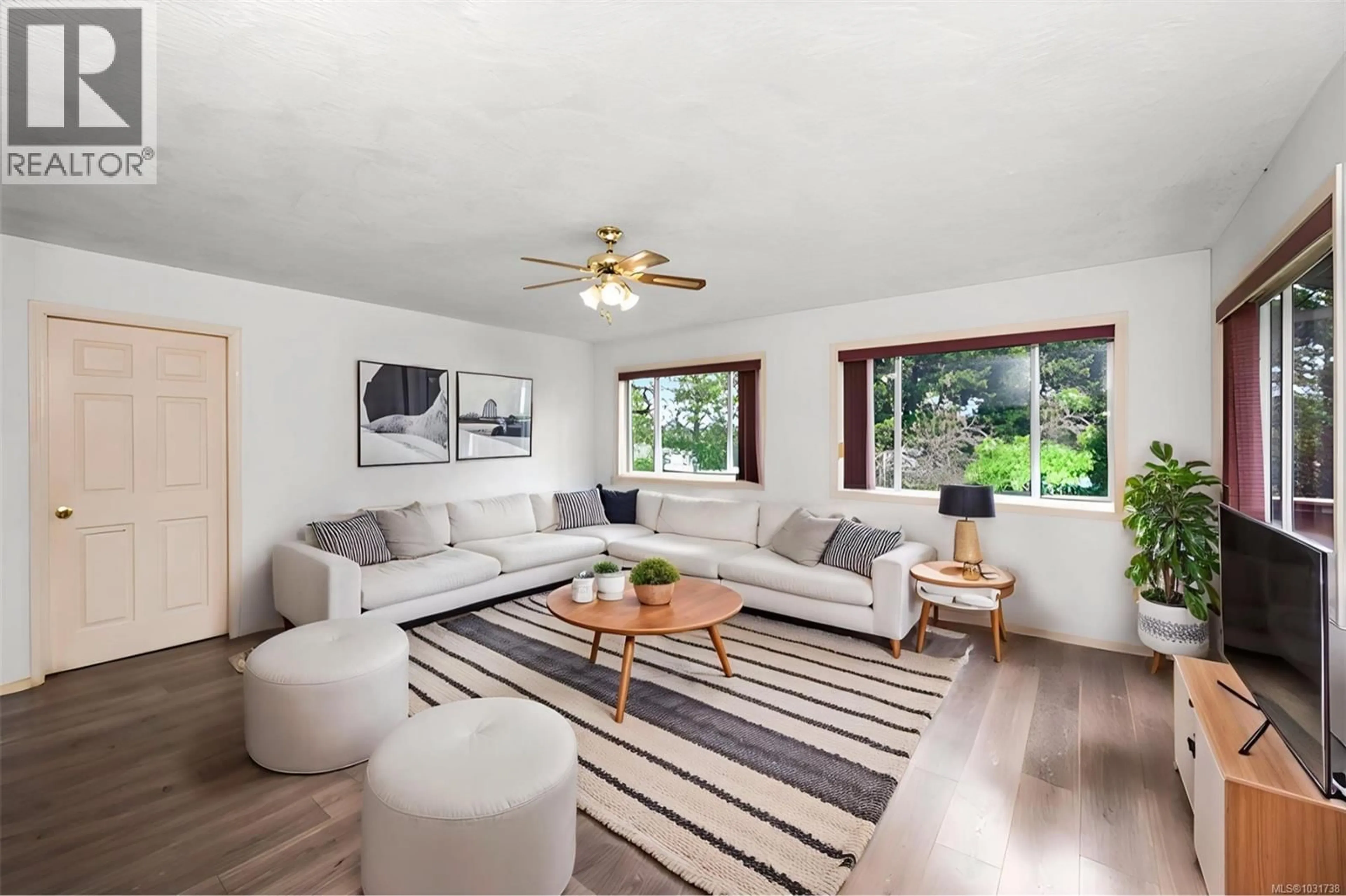 Living room with furniture, unknown for 3517 DONCASTER DRIVE, Saanich British Columbia V8P3W2