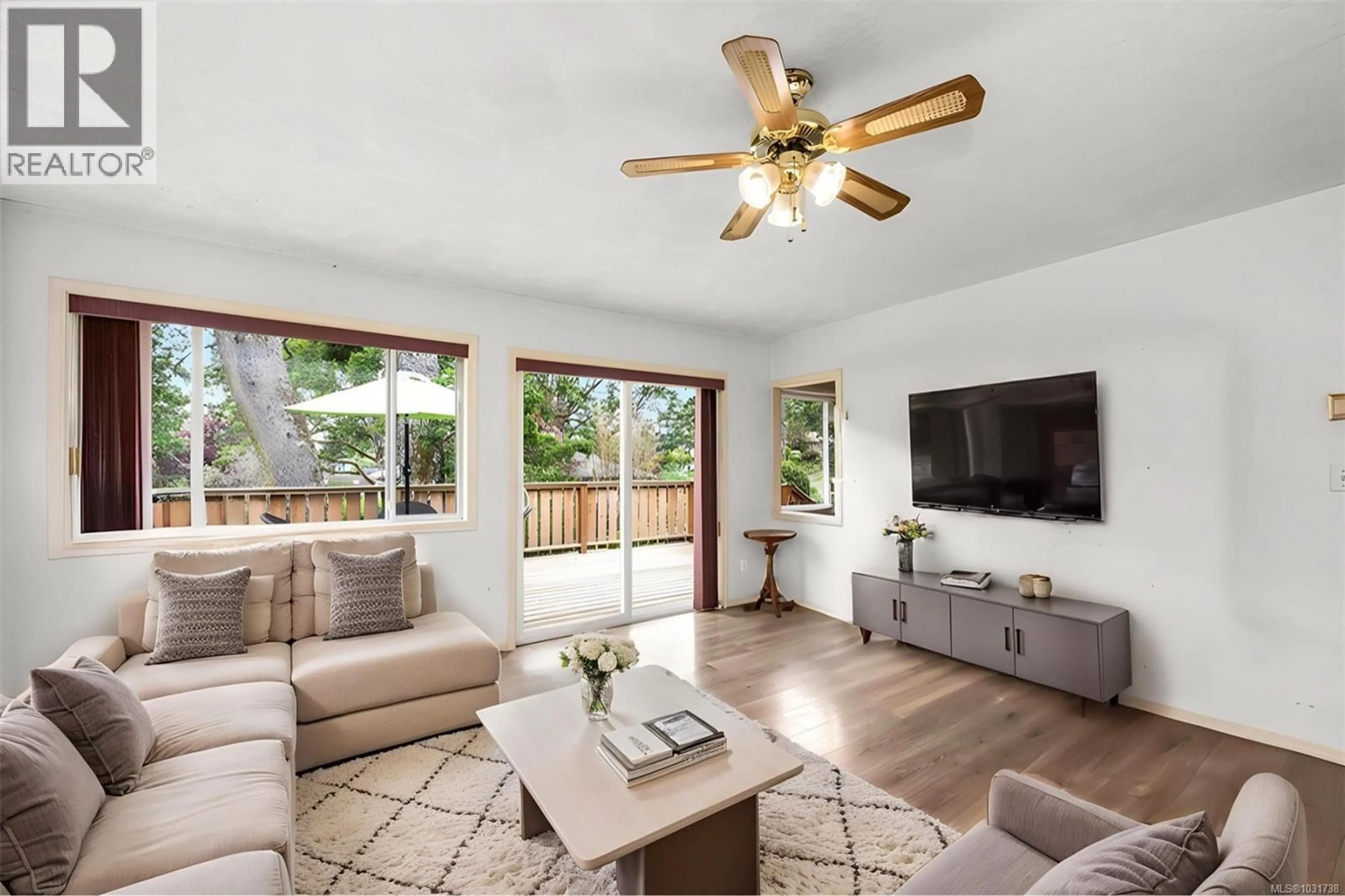 Living room with furniture, wood/laminate floor for 3517 DONCASTER DRIVE, Saanich British Columbia V8P3W2