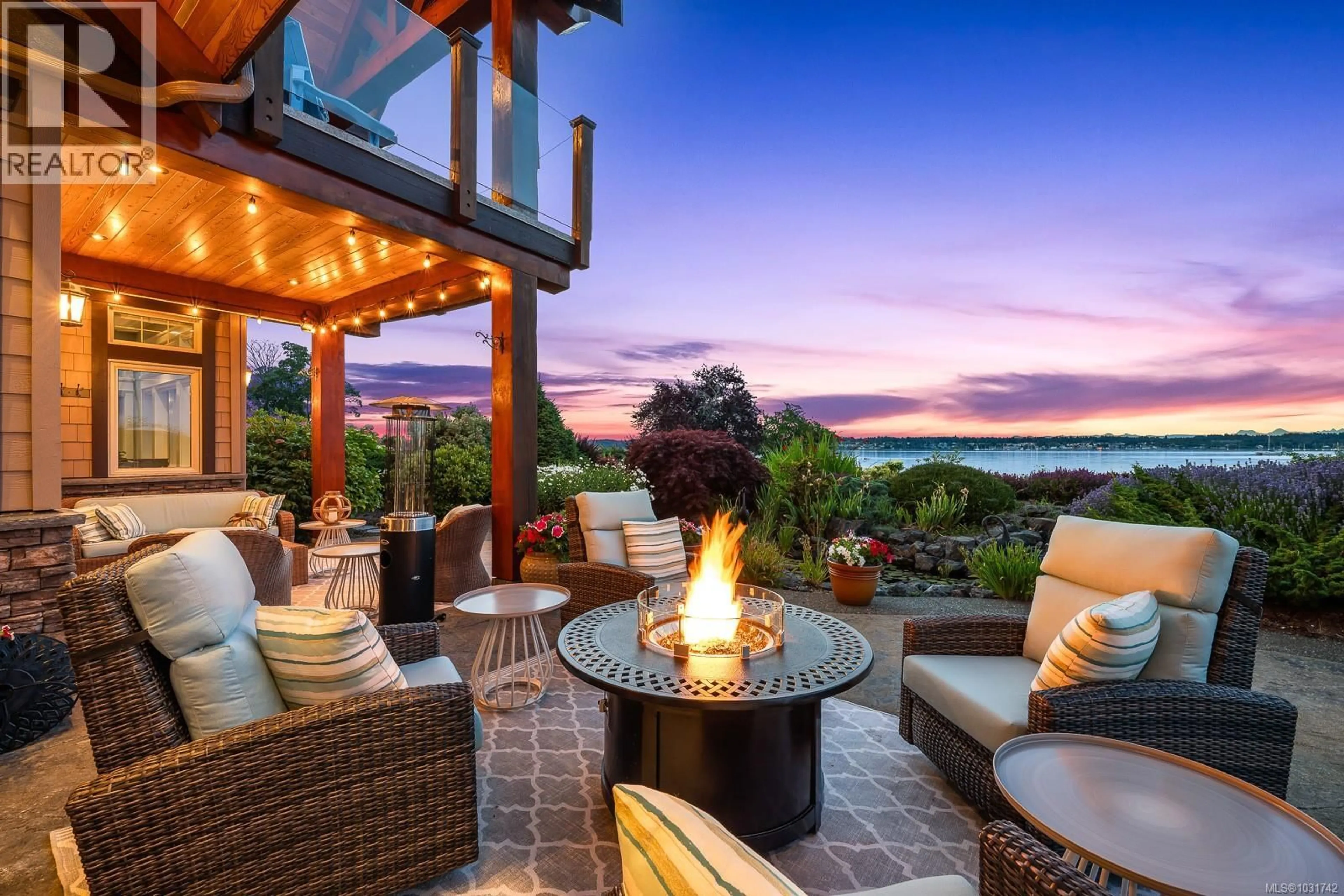 Patio, water/lake/river/ocean view for 3943-3941 MARINE DRIVE, Royston British Columbia V0R2V0