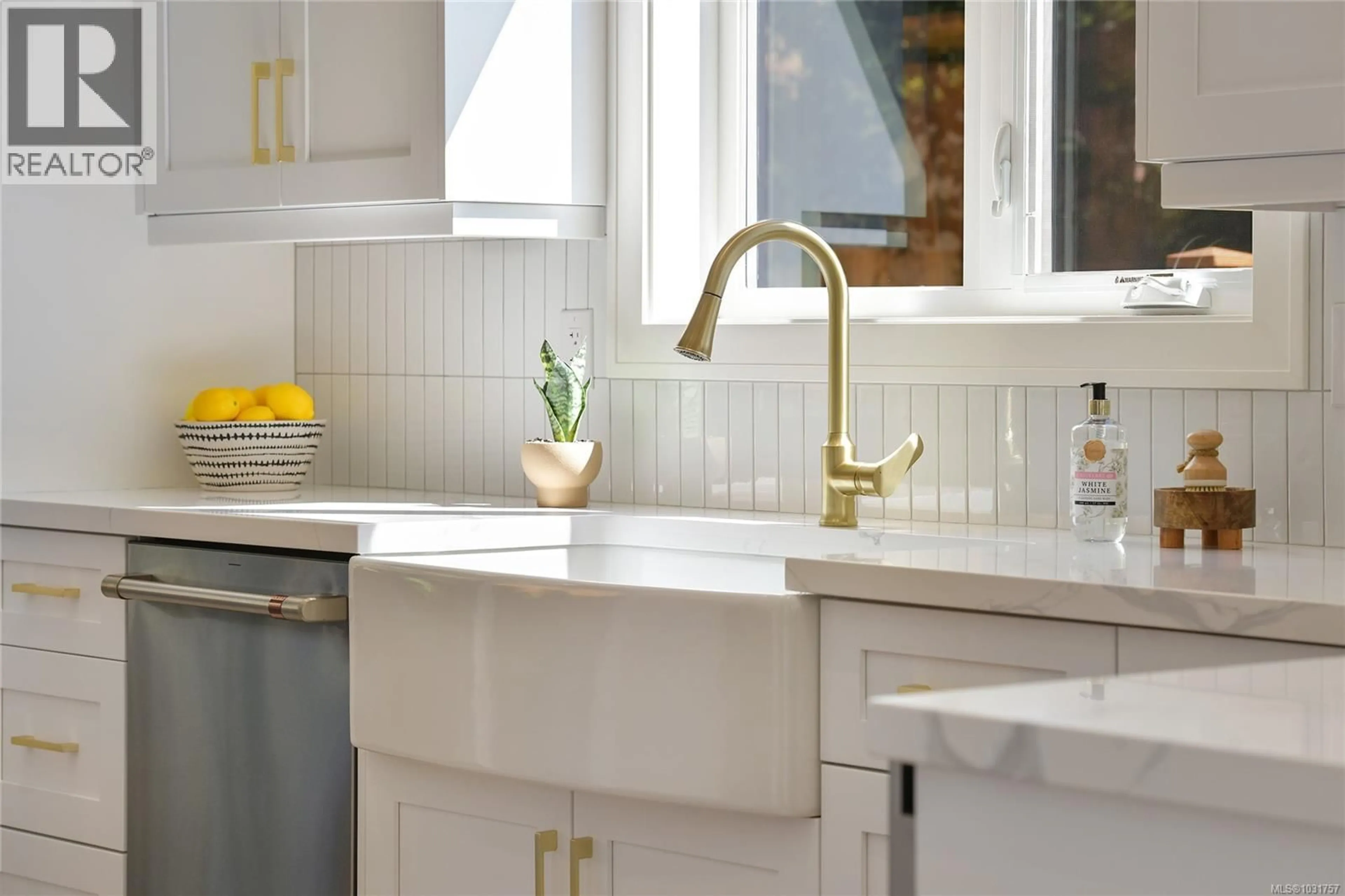 Contemporary kitchen, ceramic/tile floor for 3 - 930 FALAISE CRESCENT, Saanich British Columbia V8Y1A3