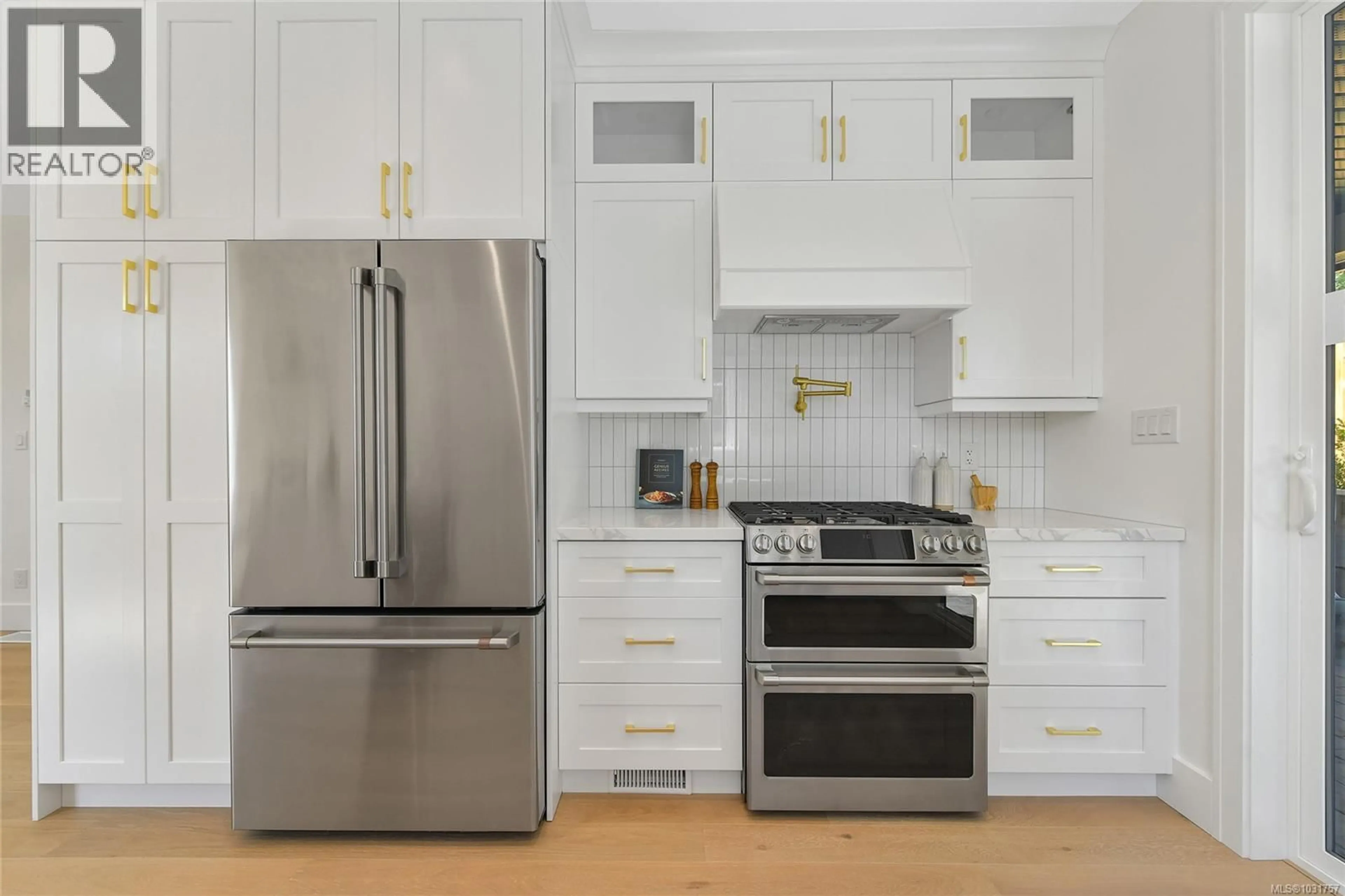 Contemporary kitchen, unknown for 3 - 930 FALAISE CRESCENT, Saanich British Columbia V8Y1A3