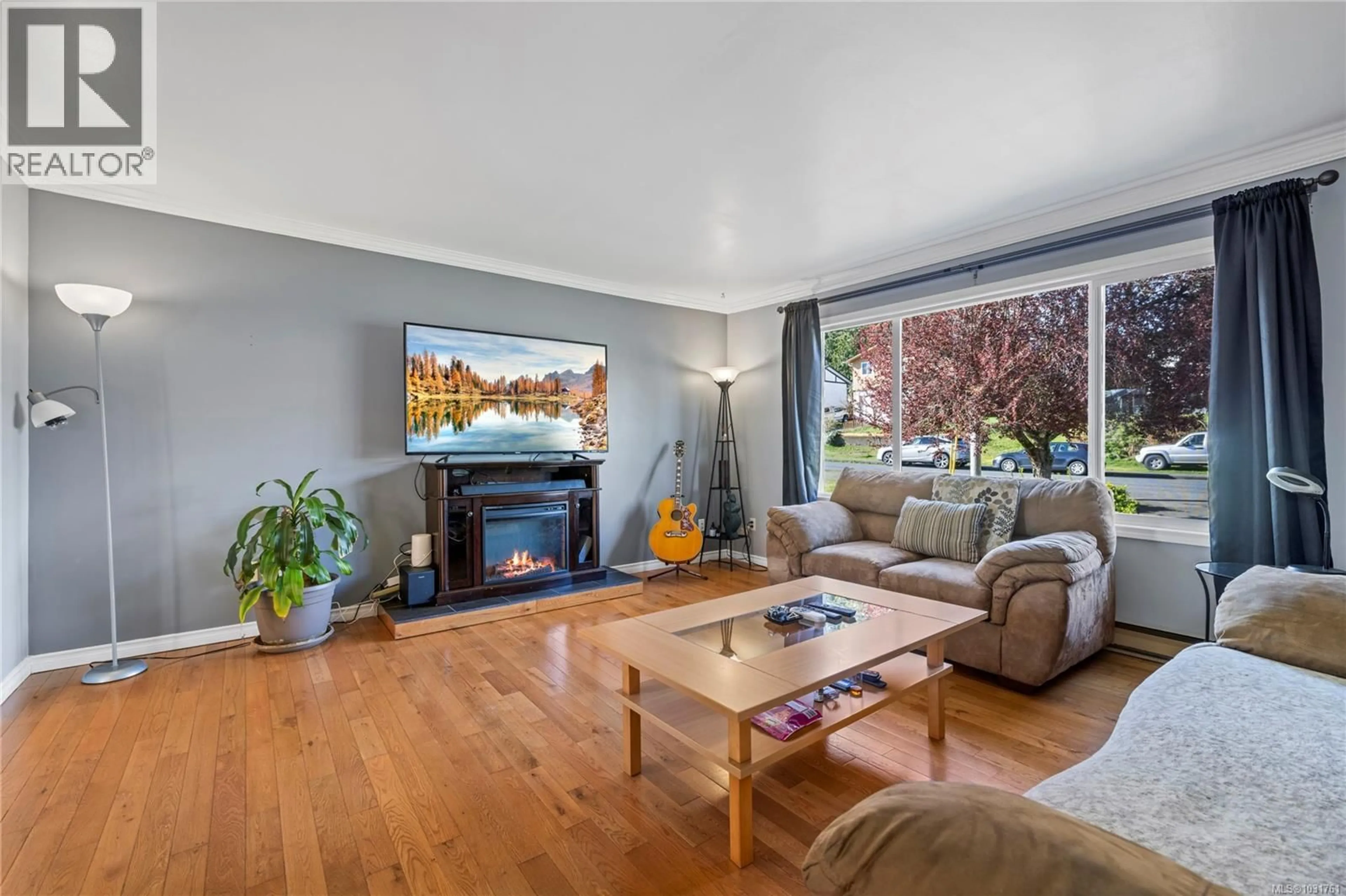 Living room with furniture, wood/laminate floor for 1161 STILLIN DRIVE, Ladysmith British Columbia V9G1P3