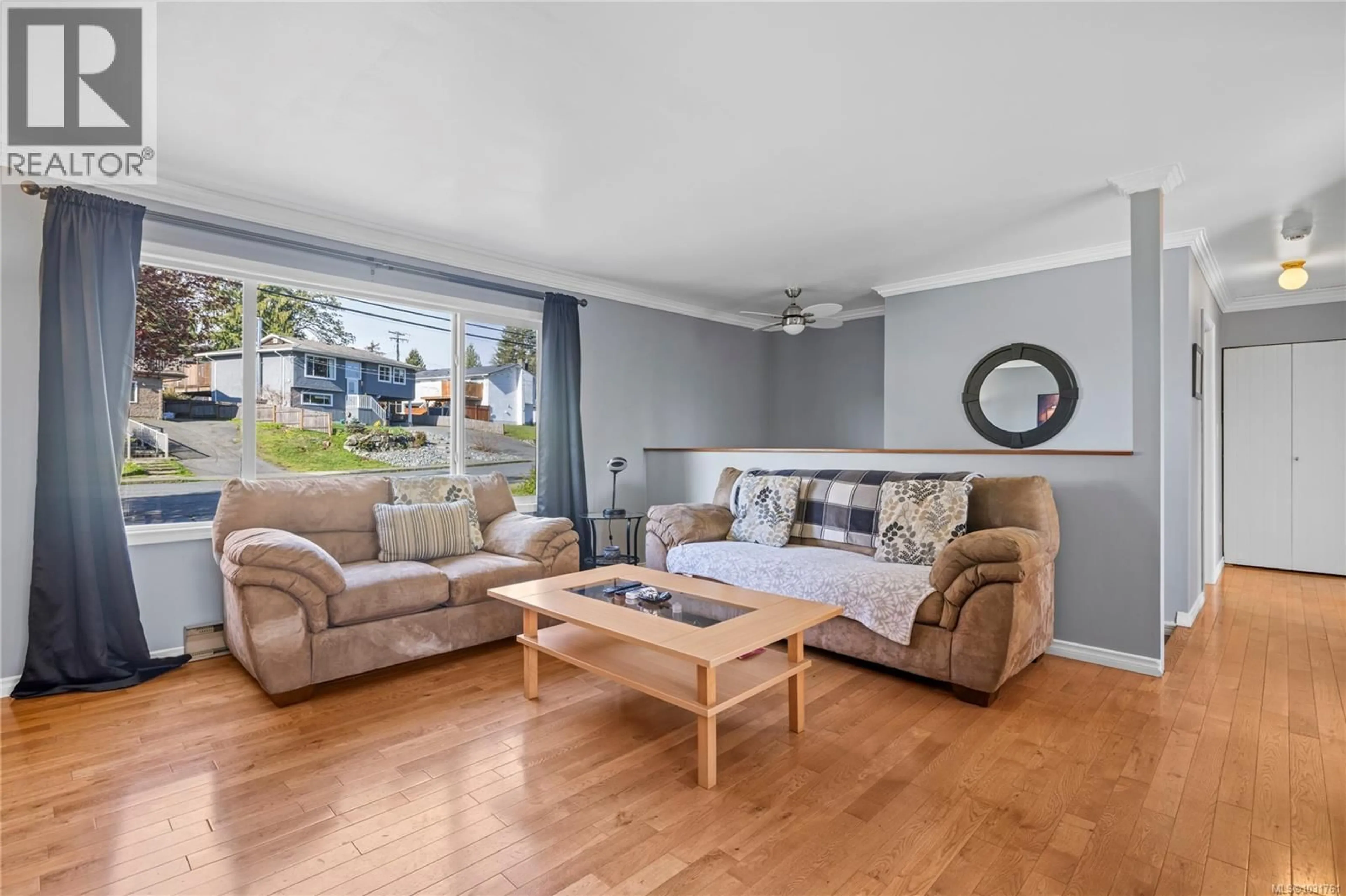 Living room with furniture, wood/laminate floor for 1161 STILLIN DRIVE, Ladysmith British Columbia V9G1P3