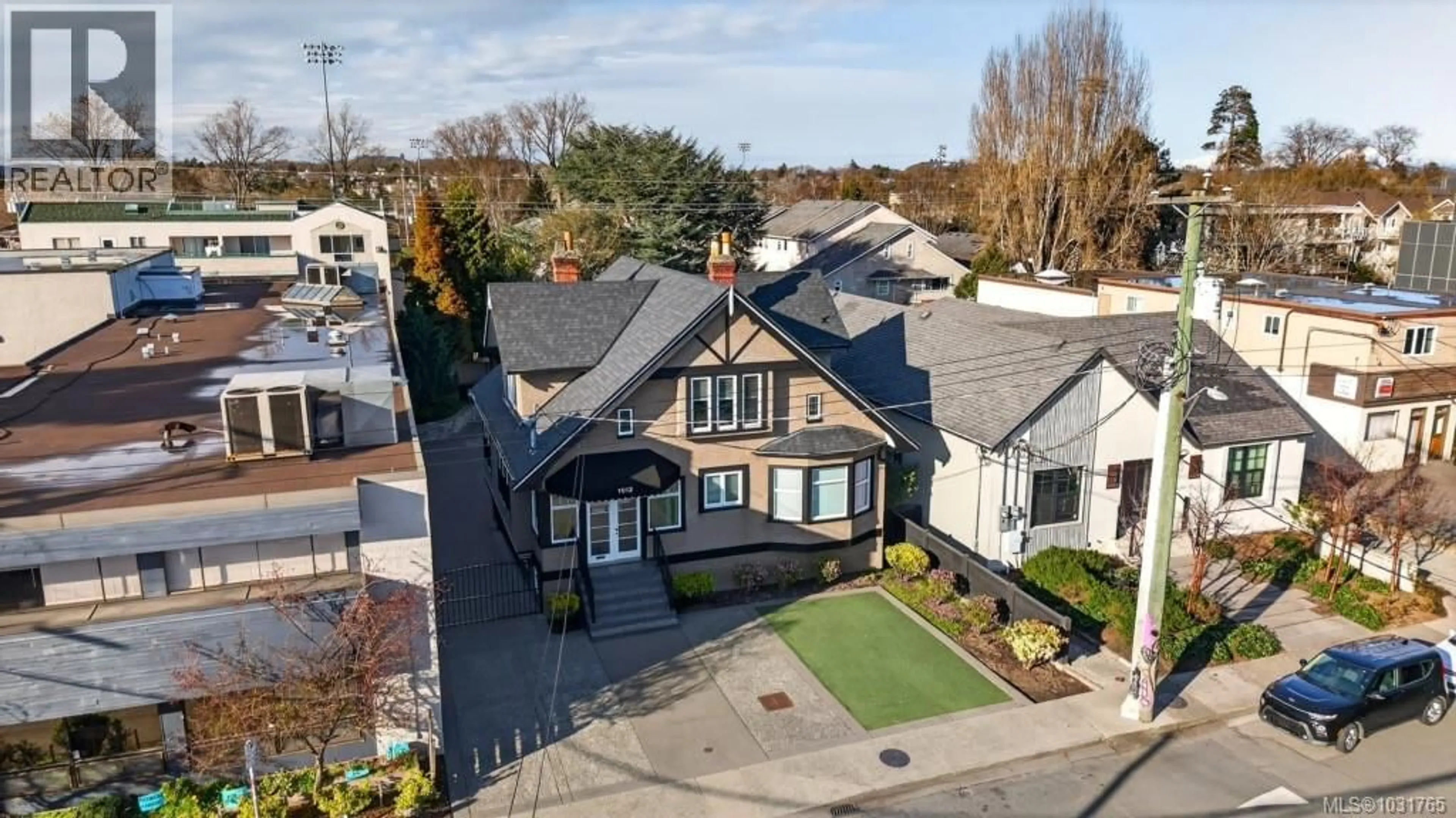 A pic from outside/outdoor area/front of a property/back of a property/a pic from drone, street for 1012 NORTH PARK STREET, Victoria British Columbia V8T1C6