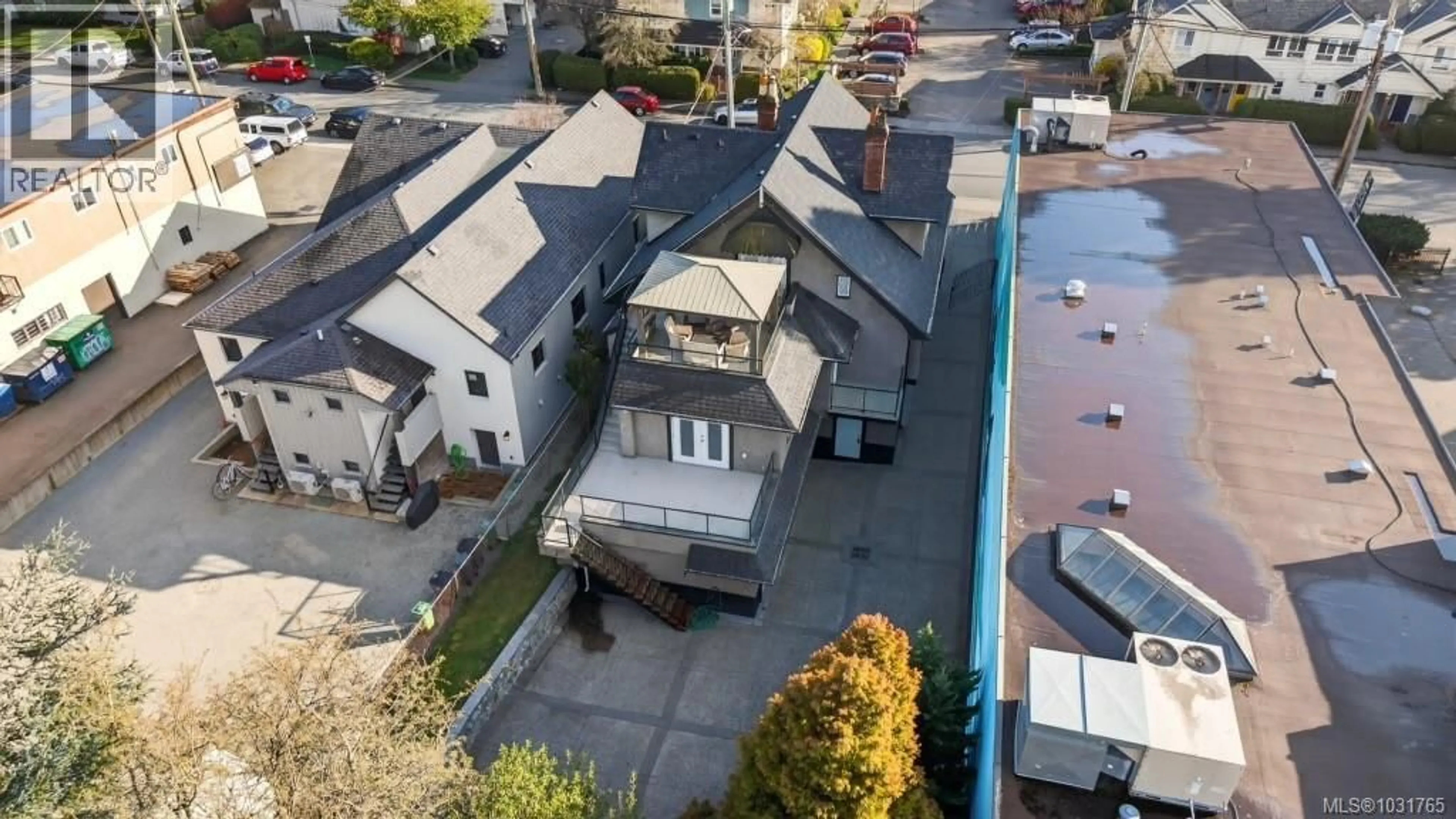 A pic from outside/outdoor area/front of a property/back of a property/a pic from drone, city buildings view from balcony for 1012 NORTH PARK STREET, Victoria British Columbia V8T1C6