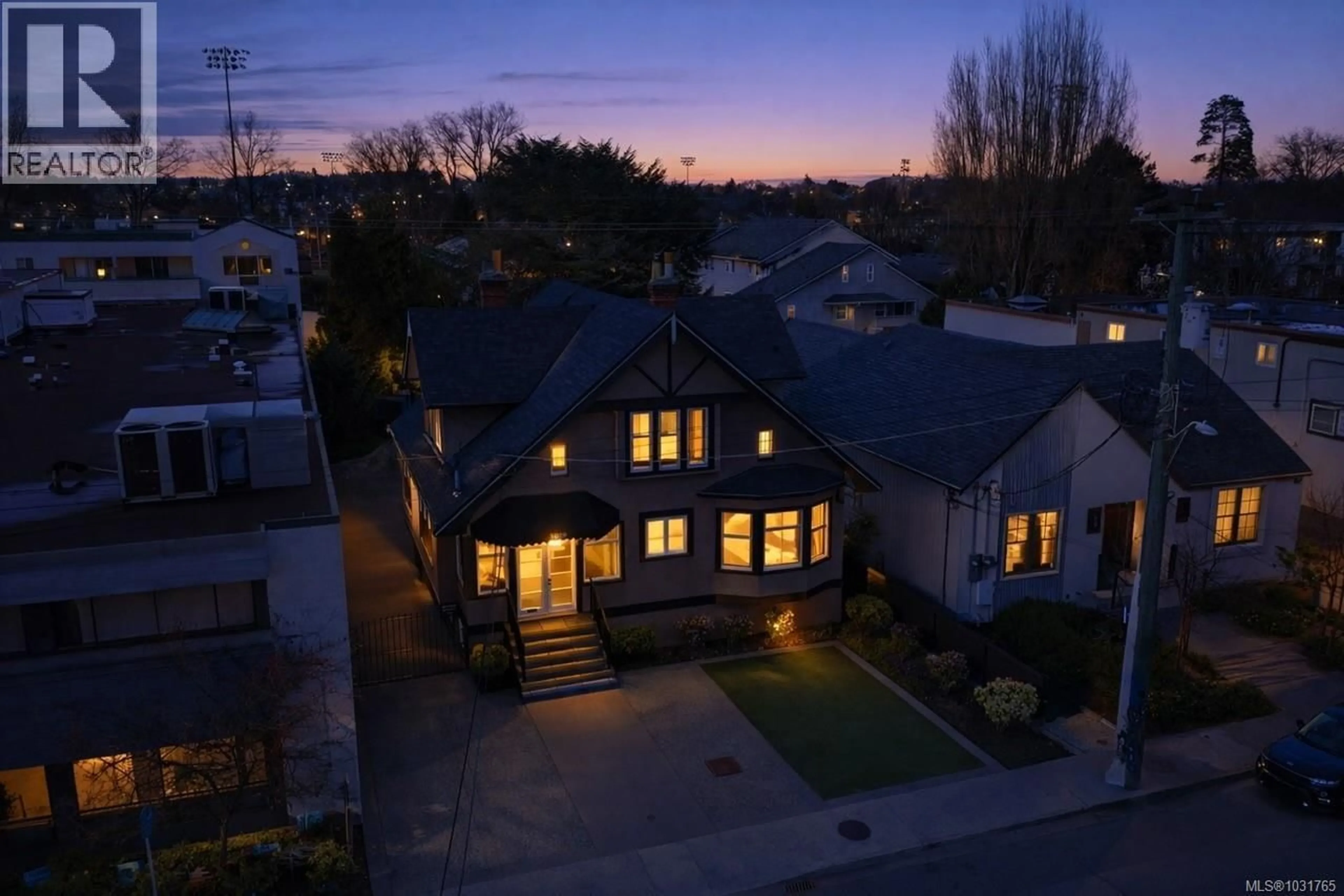 A pic from outside/outdoor area/front of a property/back of a property/a pic from drone, street for 1012 NORTH PARK STREET, Victoria British Columbia V8T1C6