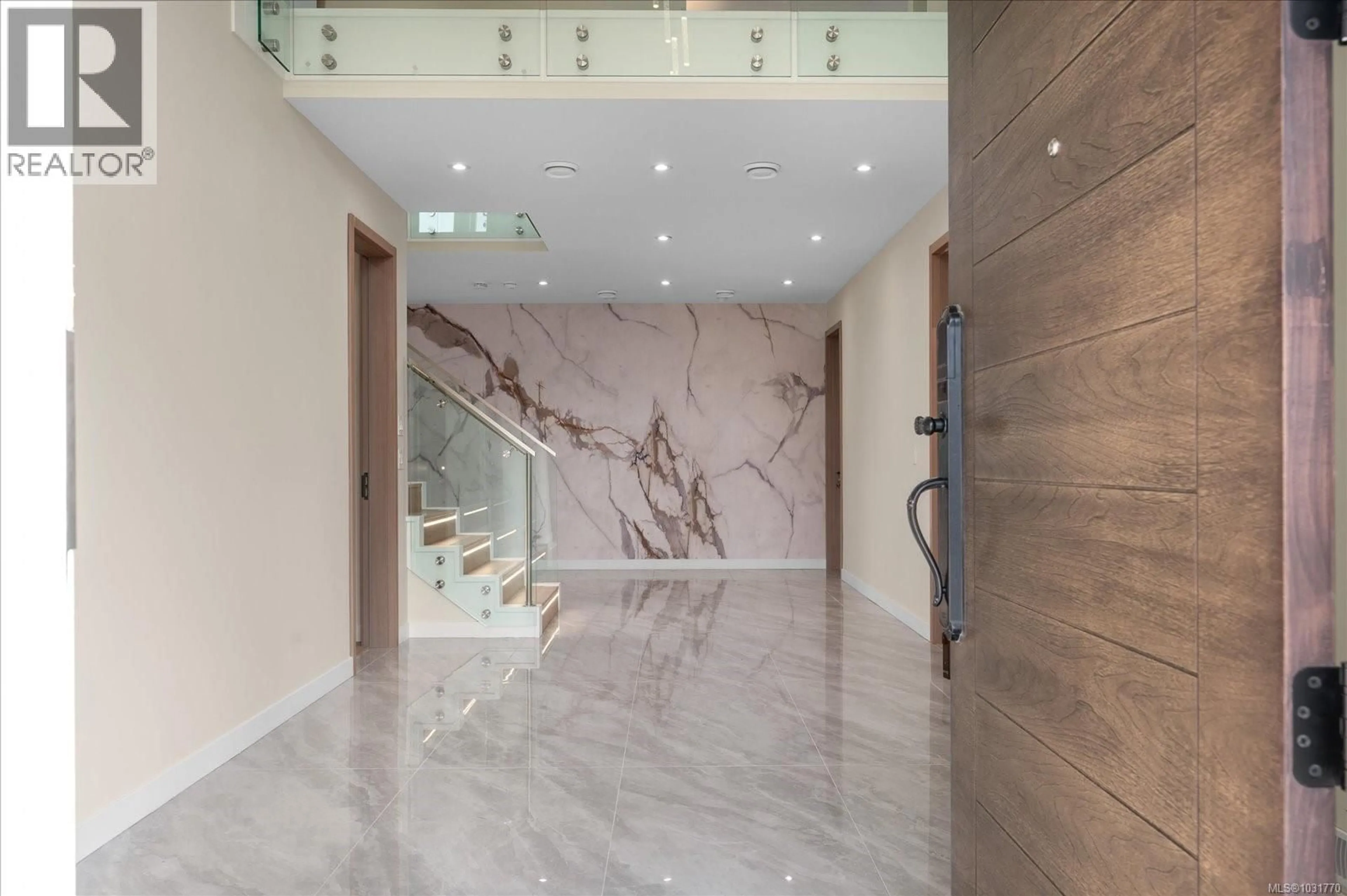 Indoor foyer for 5055 BANNING COURT, Nanaimo British Columbia V9V0A2