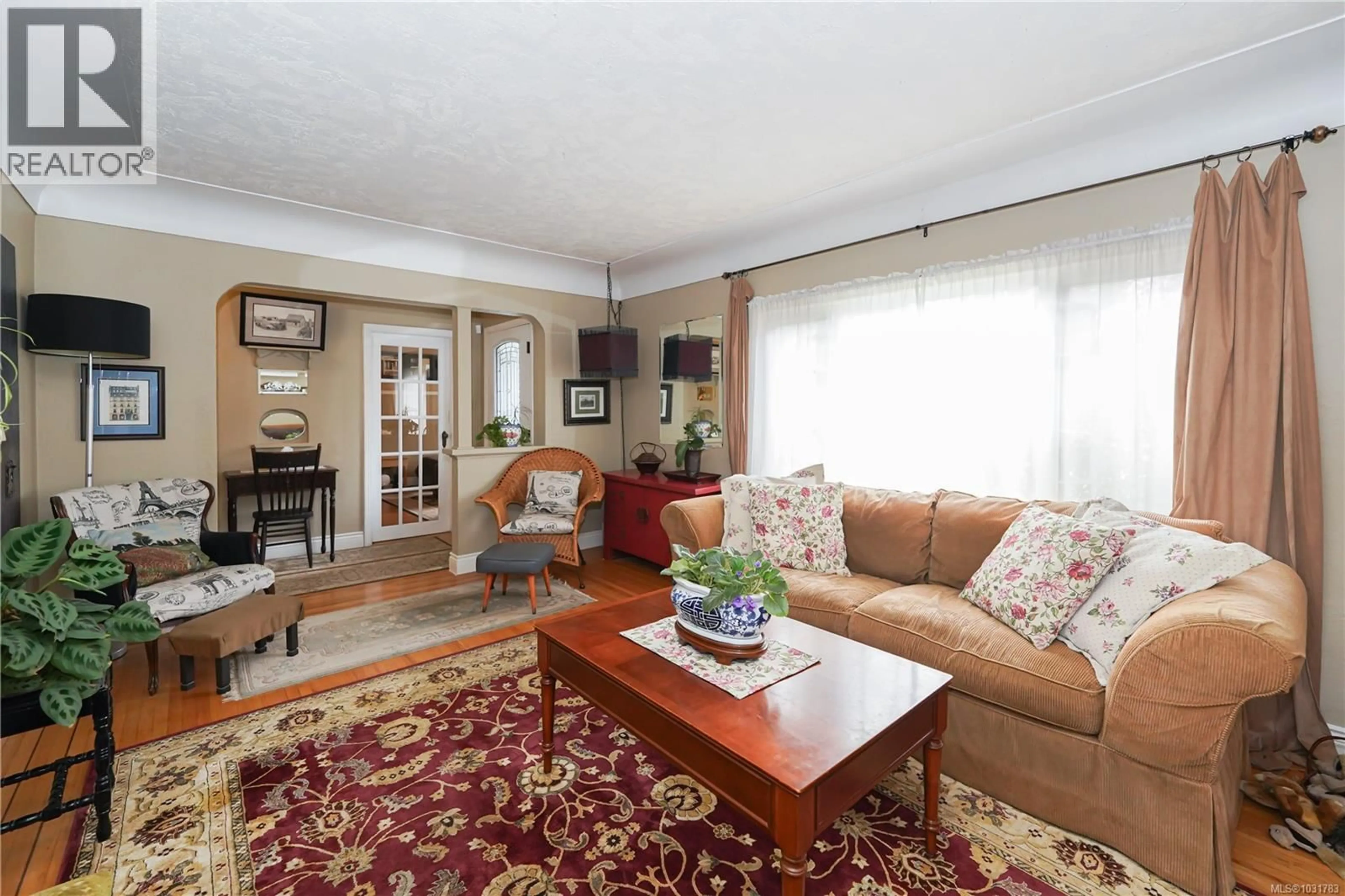 Living room with furniture, unknown for 864 SELKIRK AVENUE, Esquimalt British Columbia V9A2T8