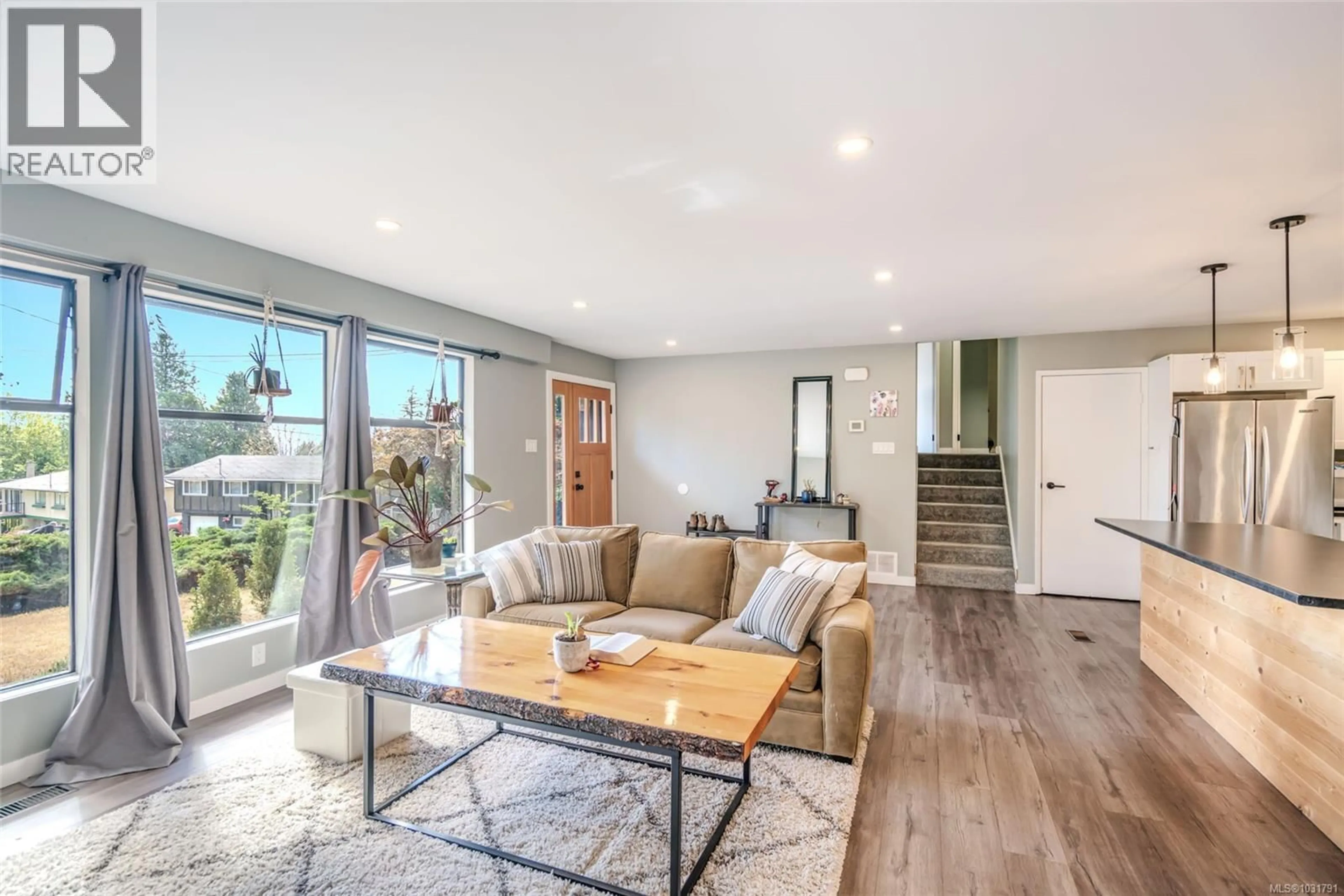 Living room with furniture, unknown for 3809 MORRIS PLACE, Nanaimo British Columbia V9T3W2