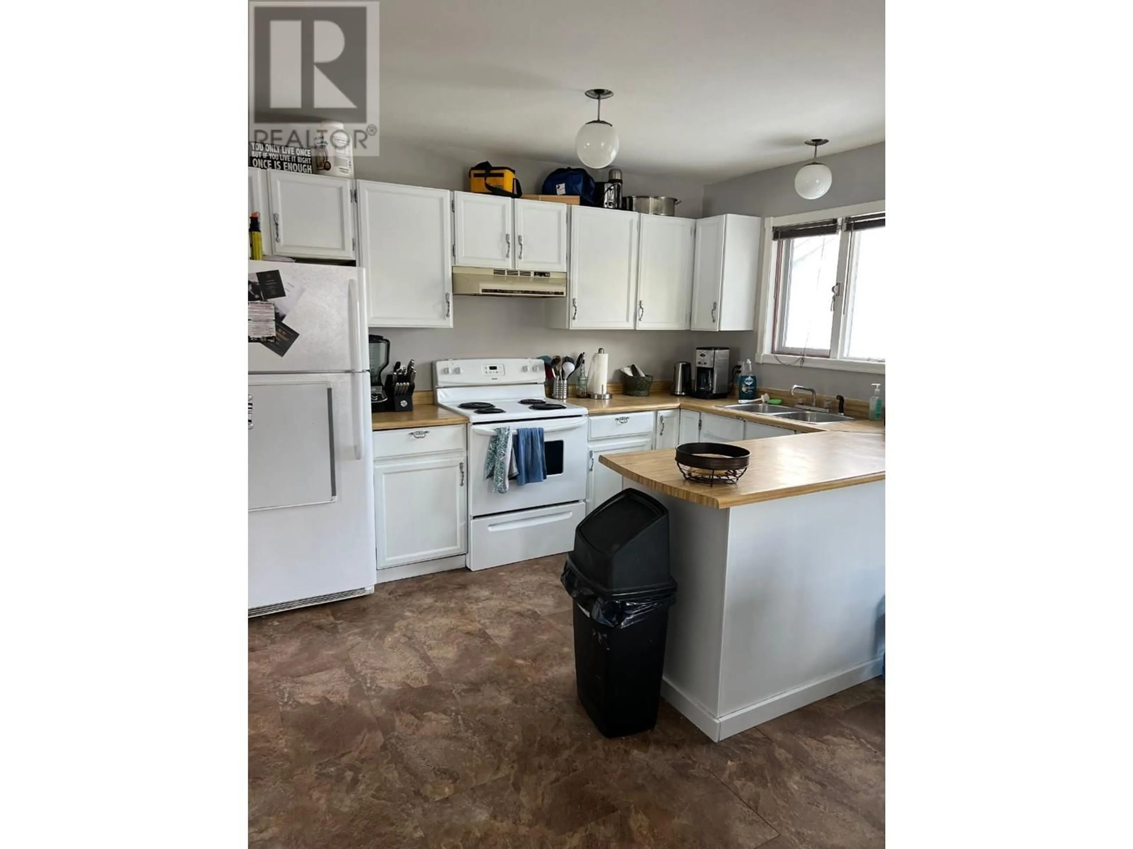 Standard kitchen for 104 BULLMOOSE Crescent, Tumbler Ridge British Columbia V0C2W0