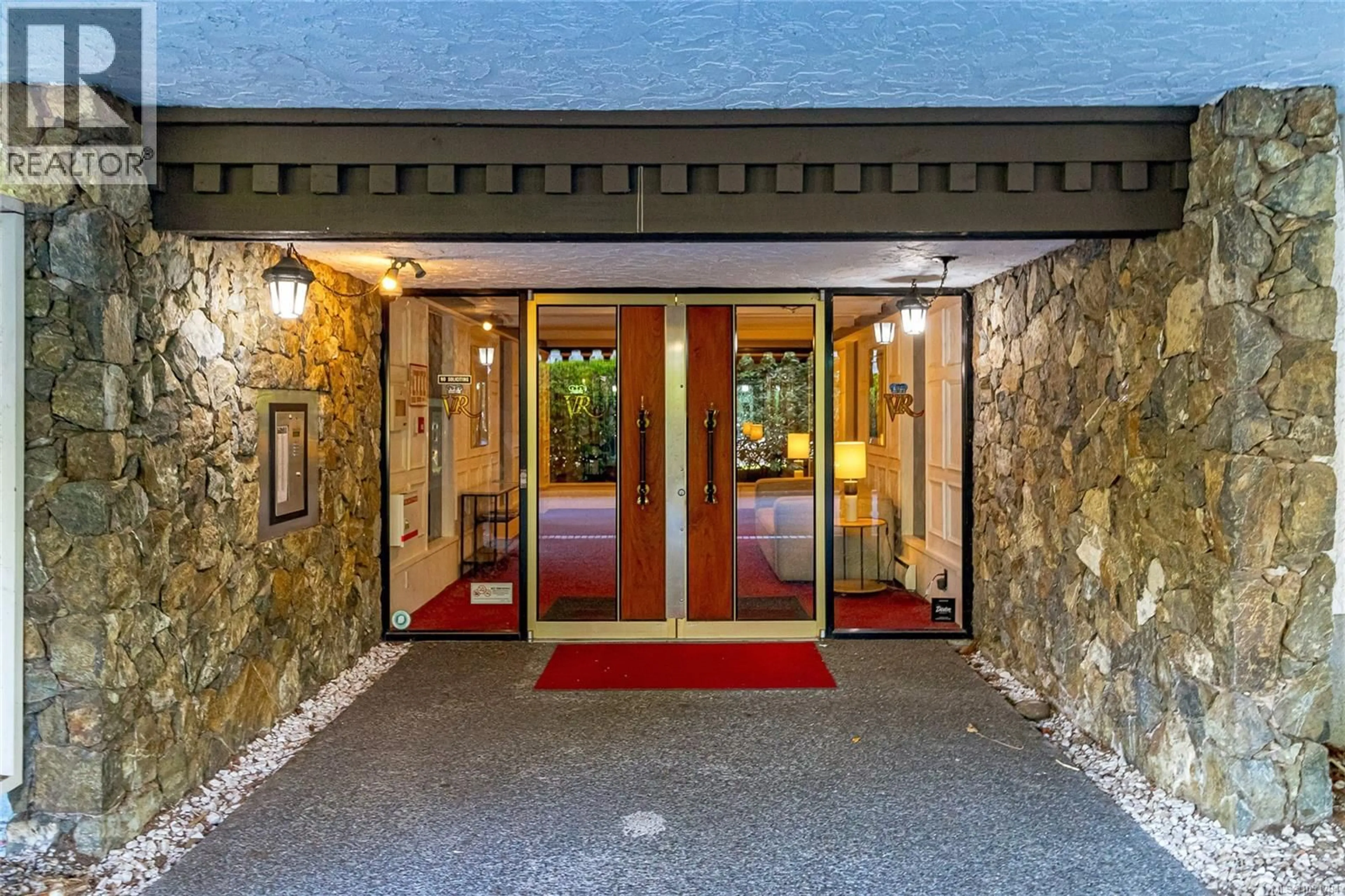 Indoor foyer for 132 - 964 HEYWOOD AVENUE, Victoria British Columbia V8V2Y5