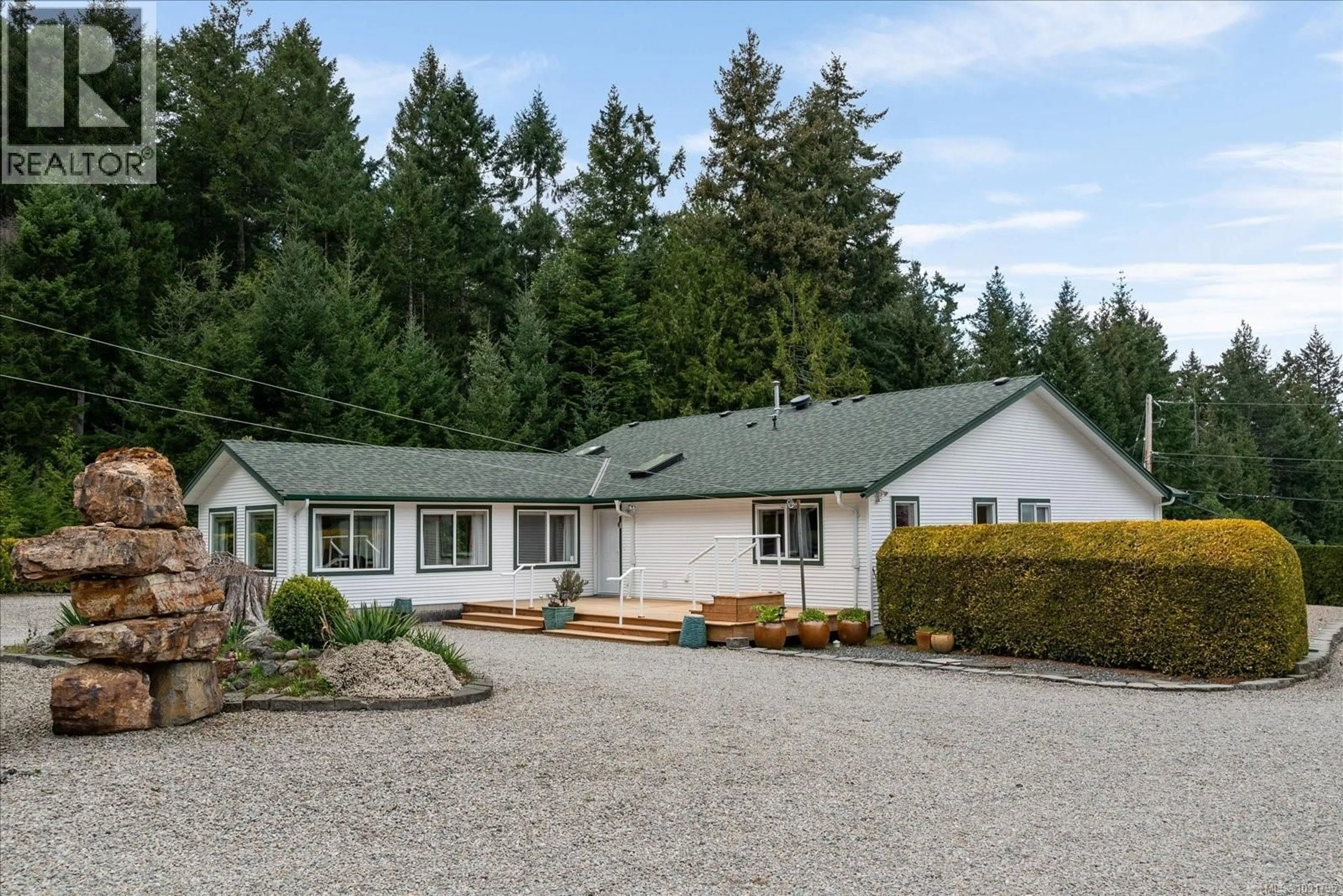 A pic from outside/outdoor area/front of a property/back of a property/a pic from drone, unknown for 548 FOURNEAU WAY, Parksville British Columbia V9P2J7